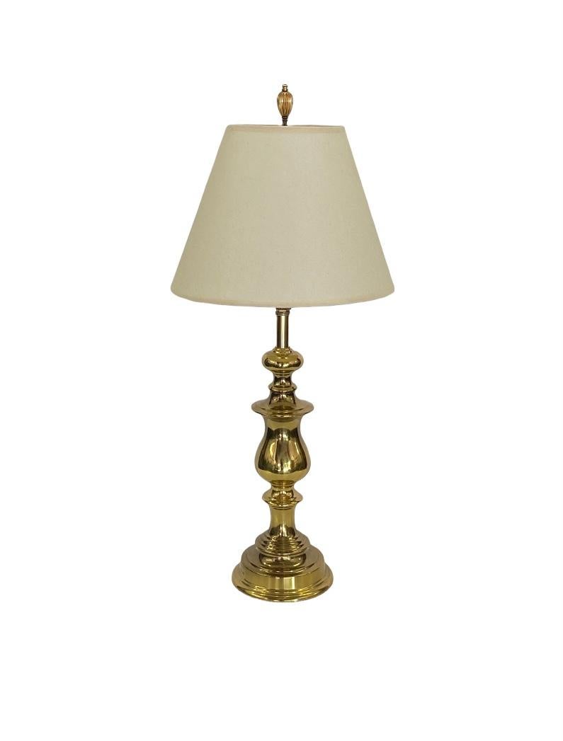 Elegante lámpara de mesa de latón moderna de mediados de siglo con pantalla en Bueno estado para la venta en Brooklyn, NY