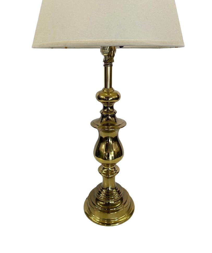 20ième siècle Lampe de bureau élégante en laiton moderne du milieu du siècle dernier avec abat-jour en vente