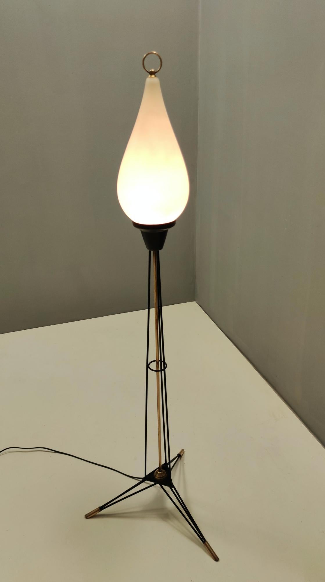 Fabriqué en Italie, années 1950.
Voici un magnifique lampadaire Stilnovo sur pieds tripodes en laiton, métal verni noir et verre opalin.
Il porte l'étiquette d'origine de Stilnovo.
Ce lampadaire a été récemment recâblé.
Il s'agit d'une pièce