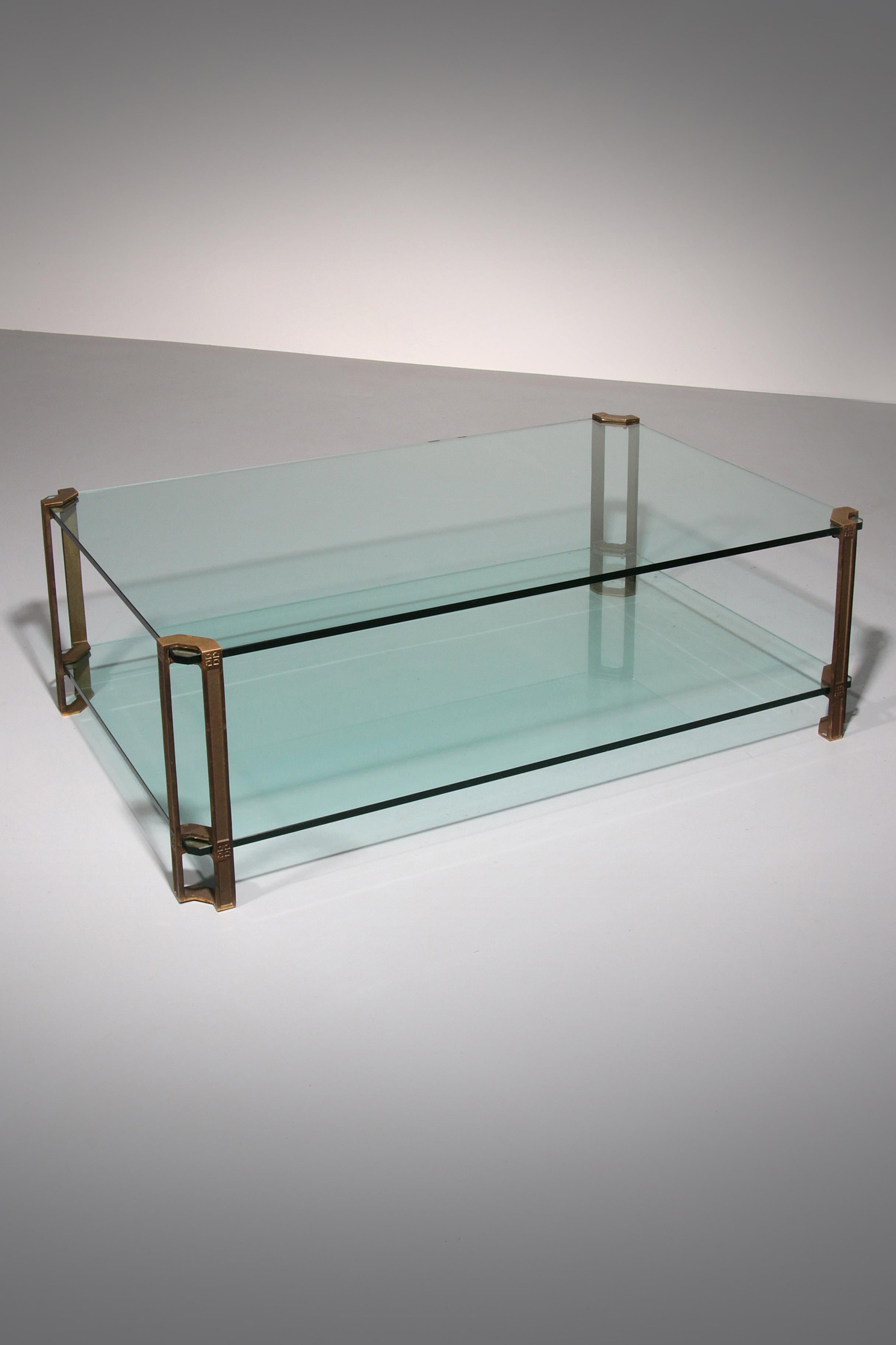 Retrocede a la década de 1970 con la exquisita Mesa baja de cristal Vintage, obra del renombrado diseñador húngaro Peter Ghyczy. Esta icónica mesa Modelo T24 tiene unas originales patas de bronce y latón, que sostienen dos gruesos estantes de