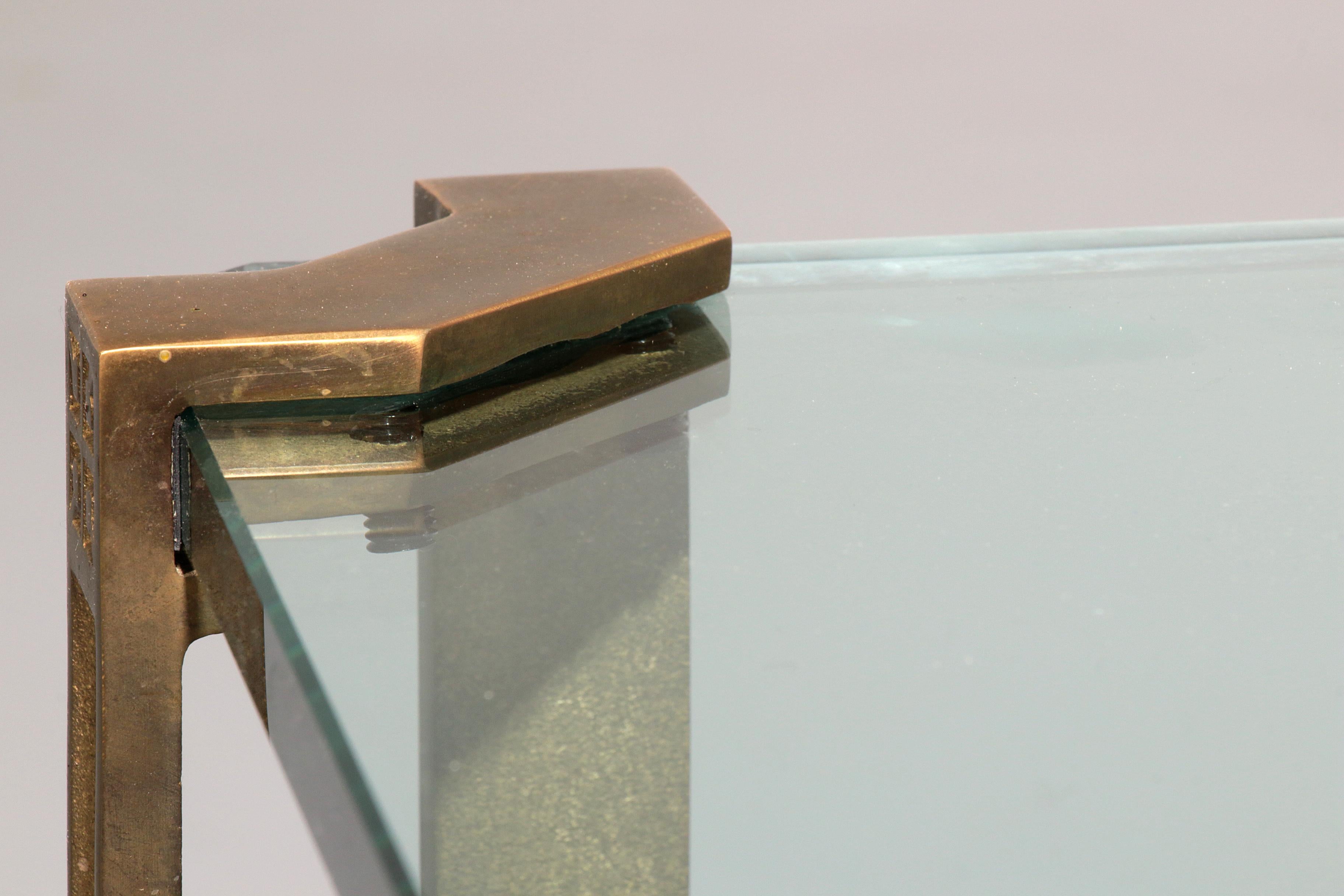 Elegante mesa de mediados de siglo de Peter Ghyczy Modelo T24 Latón en venta