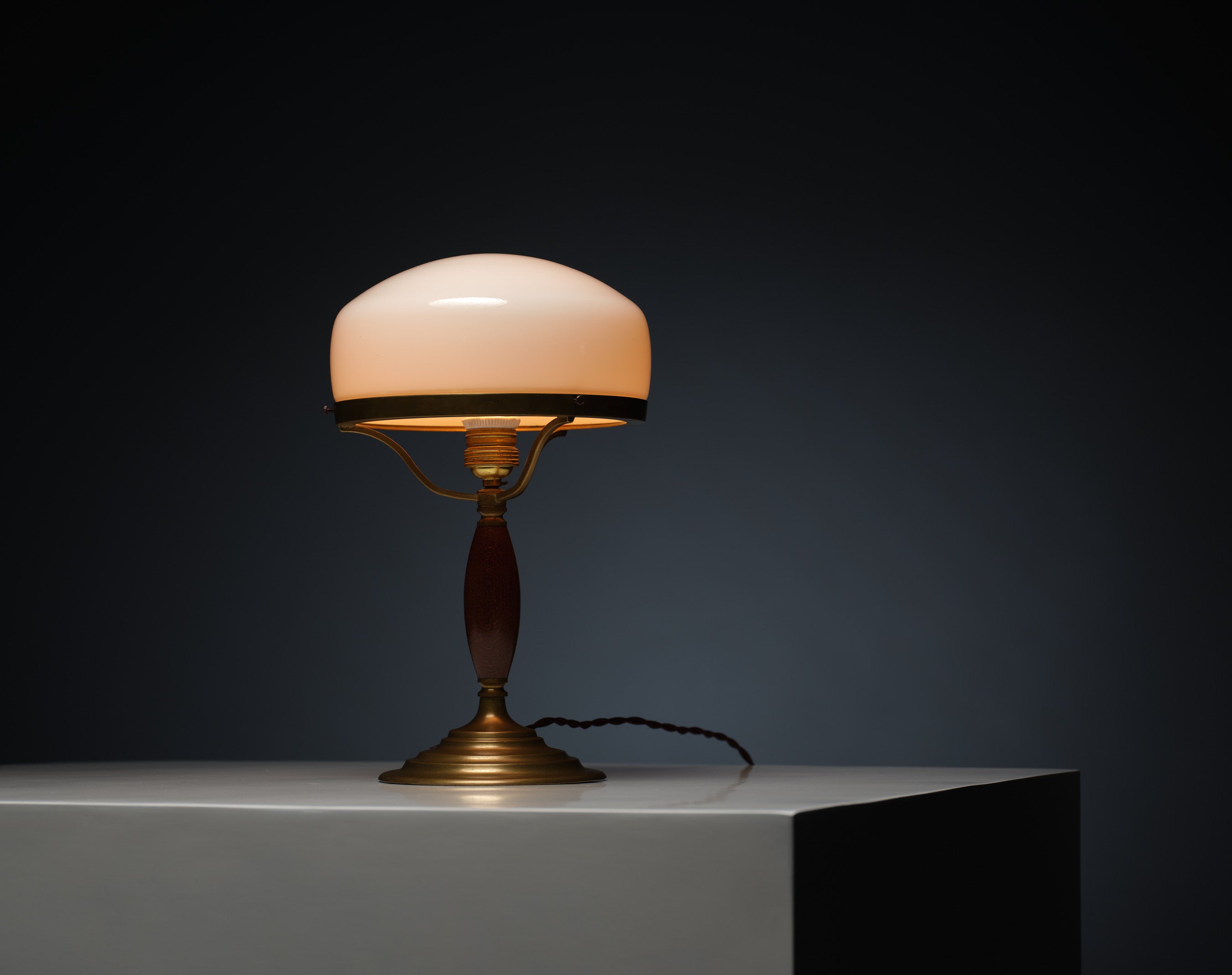 Elegance Midcentury Vintage Table Lamp - Beauté du laiton avec Patina d'origine Bon état - En vente à Rome, IT