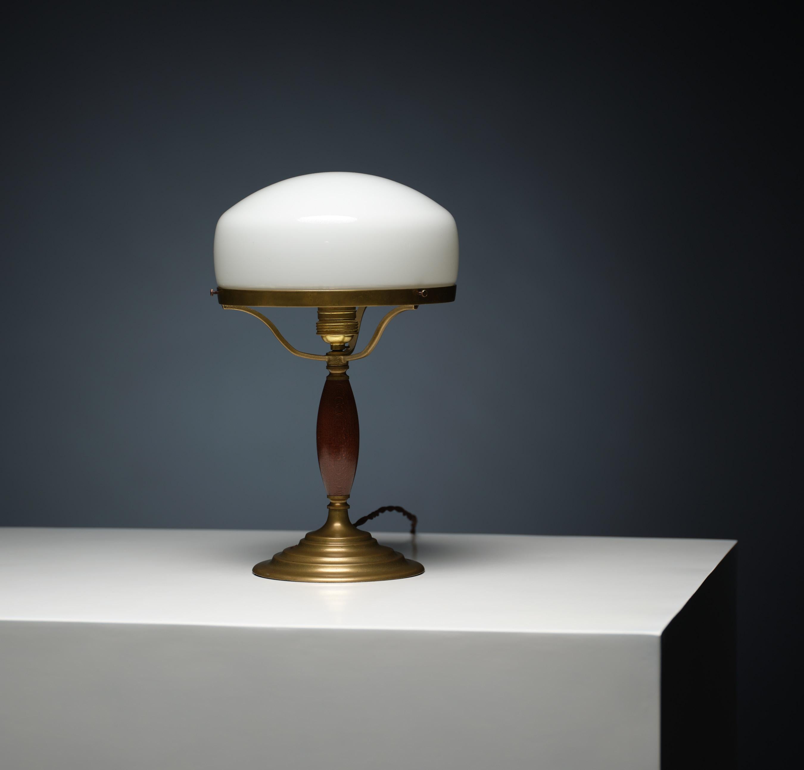 20ième siècle Elegance Midcentury Vintage Table Lamp - Beauté du laiton avec Patina d'origine en vente
