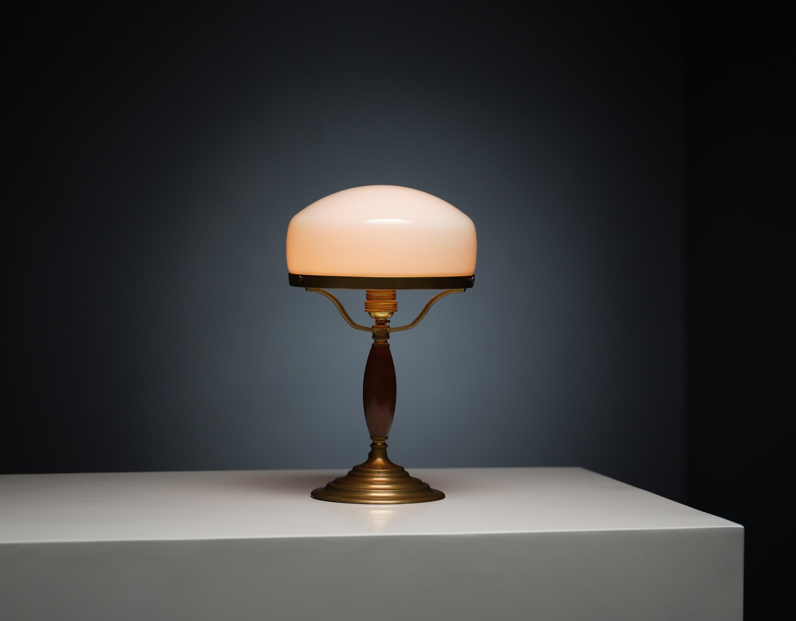 Hêtre Elegance Midcentury Vintage Table Lamp - Beauté du laiton avec Patina d'origine en vente