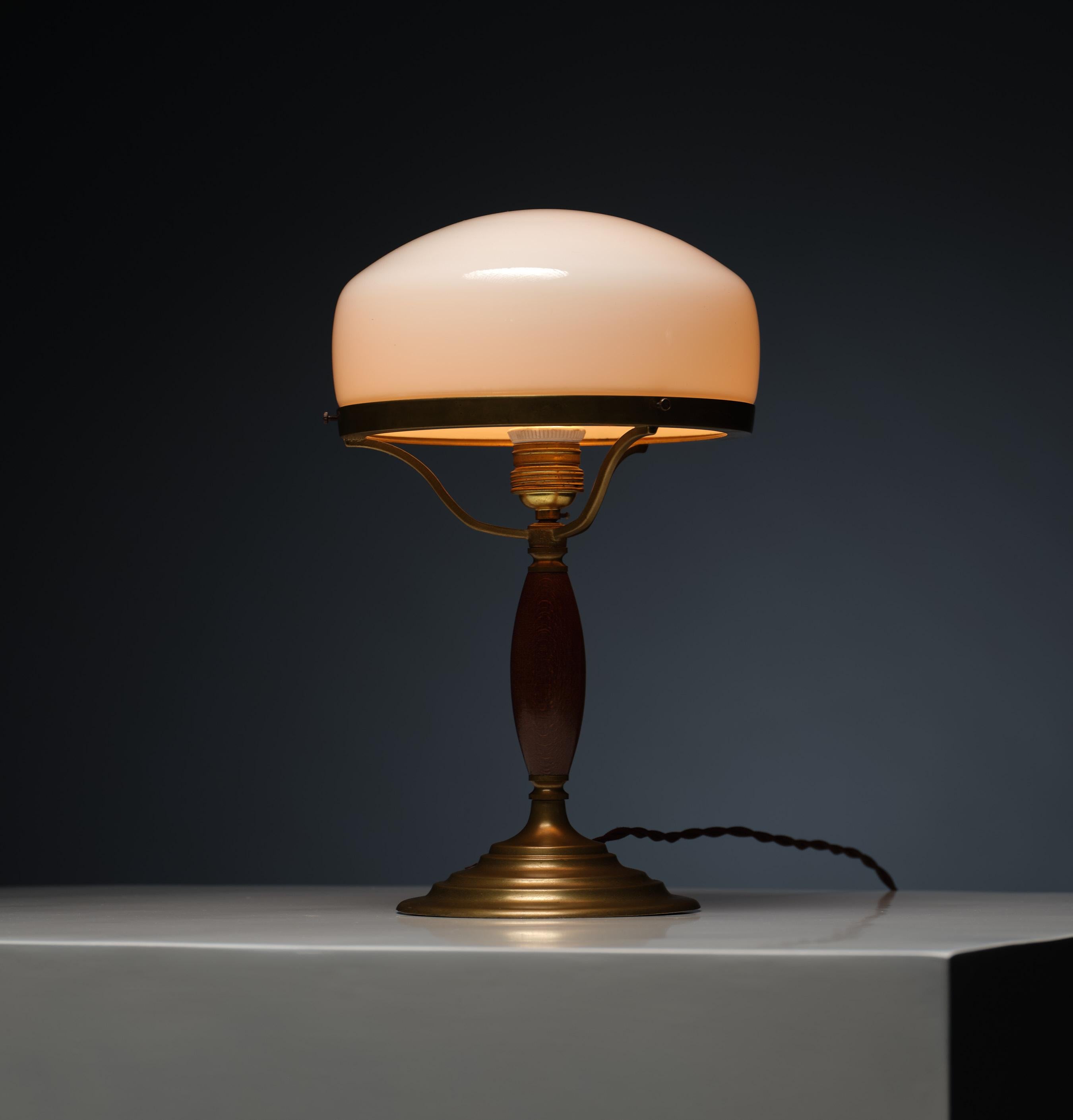 Elegance Midcentury Vintage Table Lamp - Beauté du laiton avec Patina d'origine en vente 1