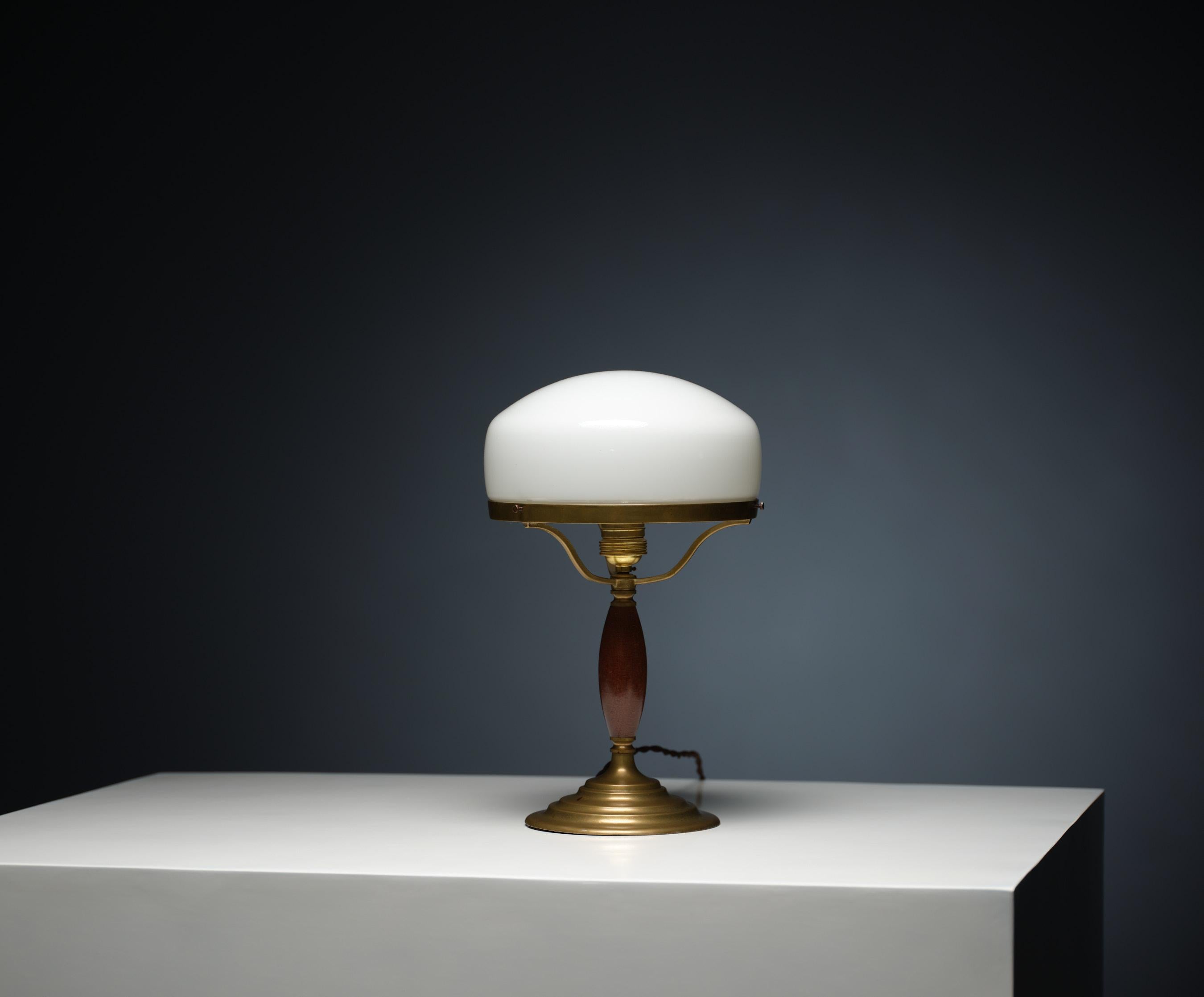 Elegance Midcentury Vintage Table Lamp - Beauté du laiton avec Patina d'origine en vente 2
