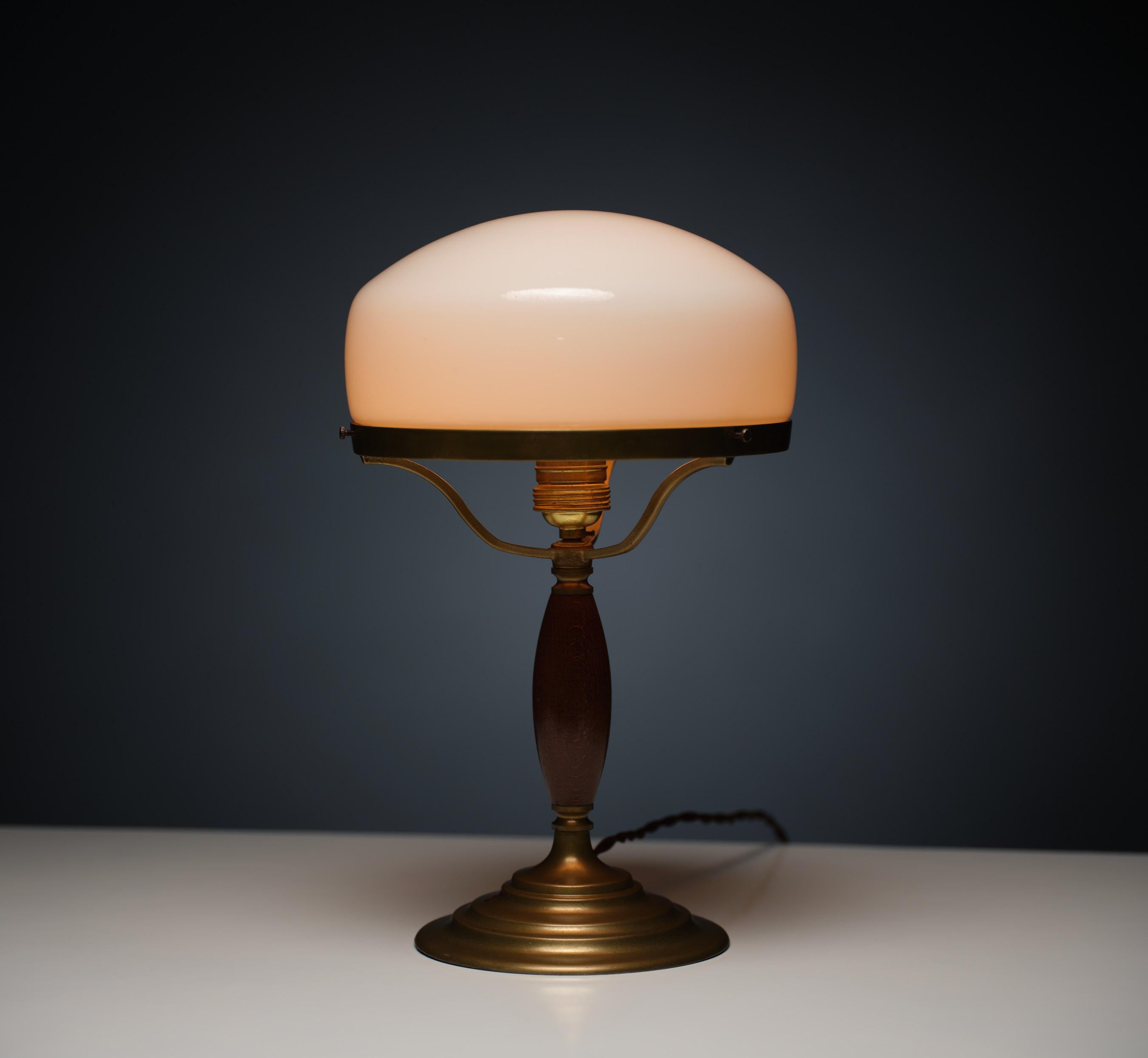 Elegance Midcentury Vintage Table Lamp - Beauté du laiton avec Patina d'origine en vente 3