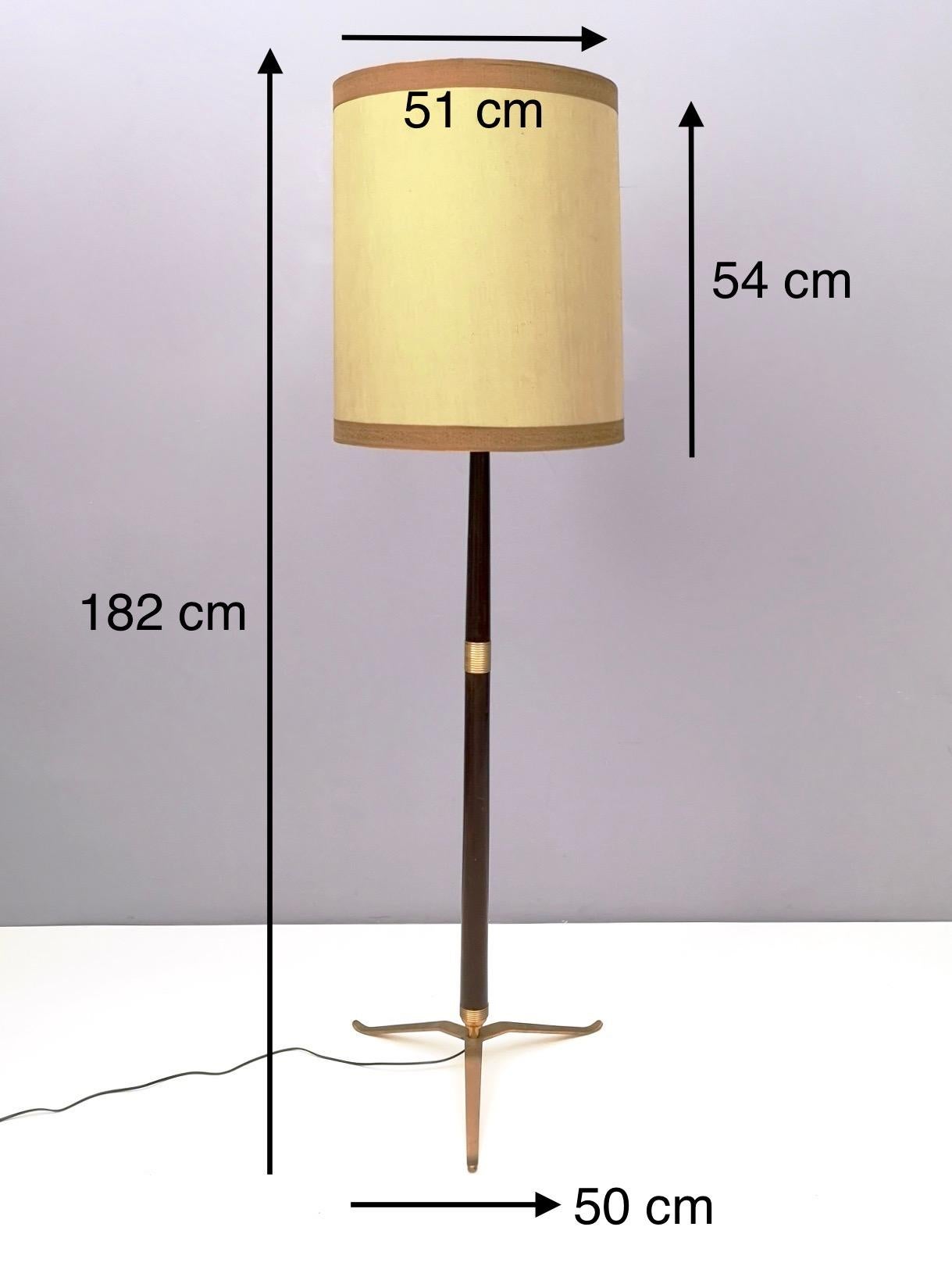Elegant Midcentury Wood, Brass and Varnished Metal Floor Lamp, Italy 5
