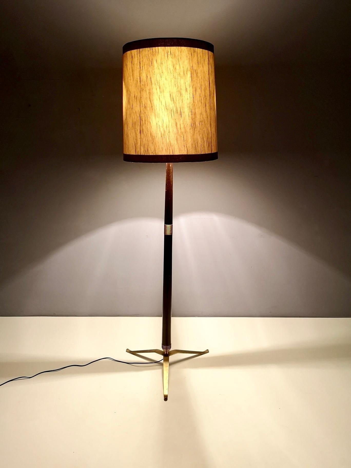 Elegant Midcentury Wood, Brass and Varnished Metal Floor Lamp, Italy In Excellent Condition In Bresso, Lombardy