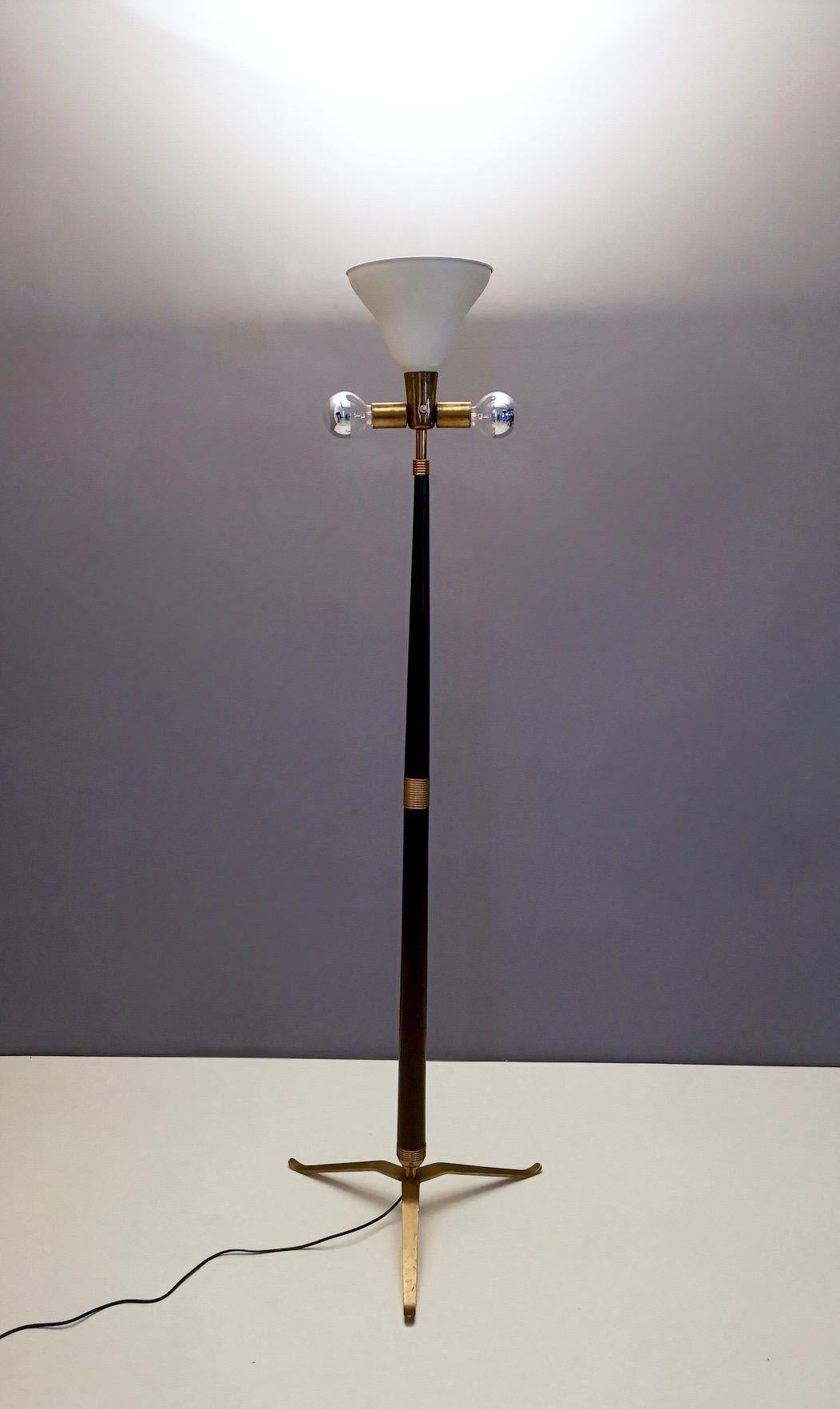 Mid-20th Century Elegant Midcentury Wood, Brass and Varnished Metal Floor Lamp, Italy