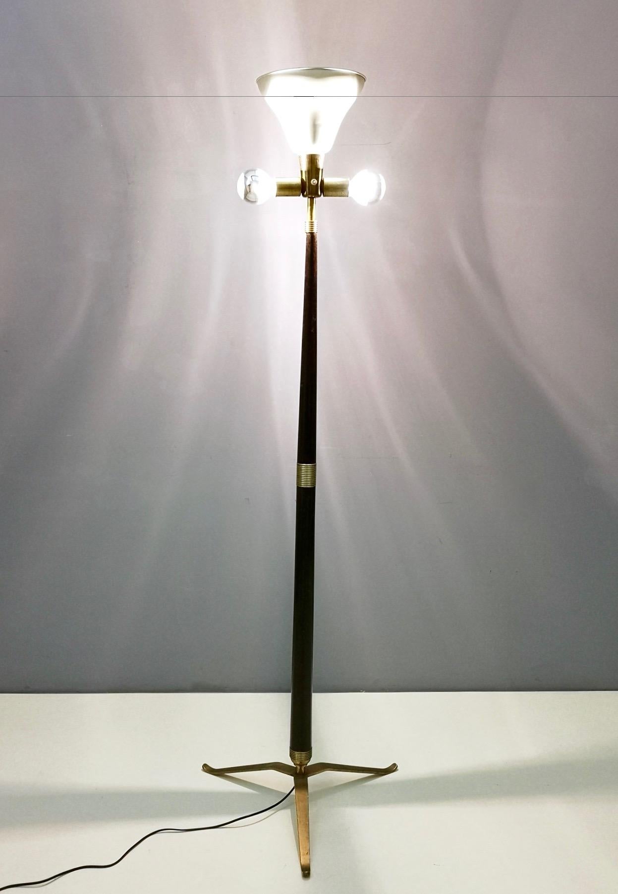 Elegant Midcentury Wood, Brass and Varnished Metal Floor Lamp, Italy 1