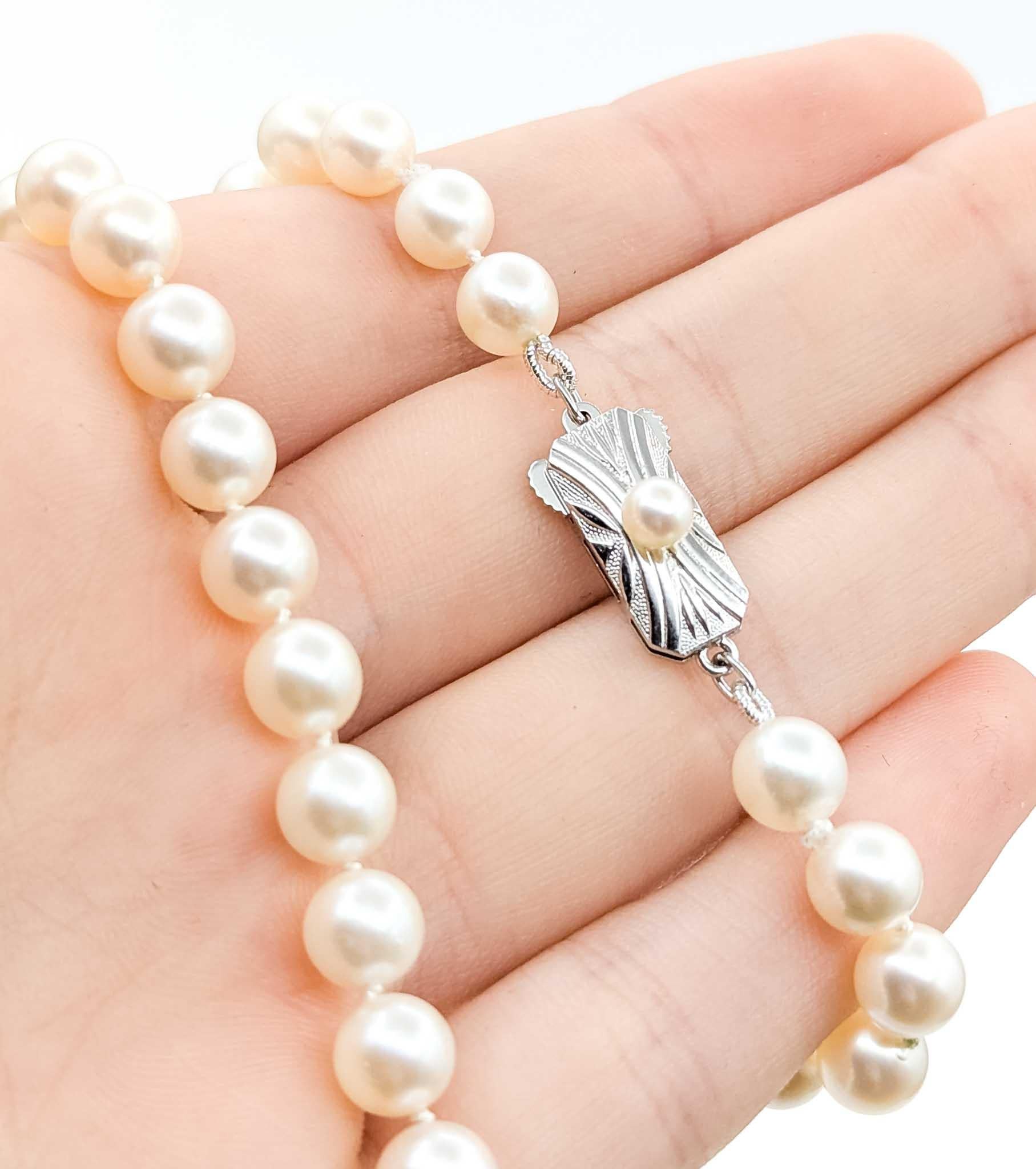 Te presentamos este precioso collar de plata de ley de Mikimoto. Esta exquisita pieza lleva lustrosas perlas Akoya de 6,7 mm, famosas por su elegancia atemporal y su sutil brillo. Las perlas se engarzan para crear un diseño clásico, sofisticado y