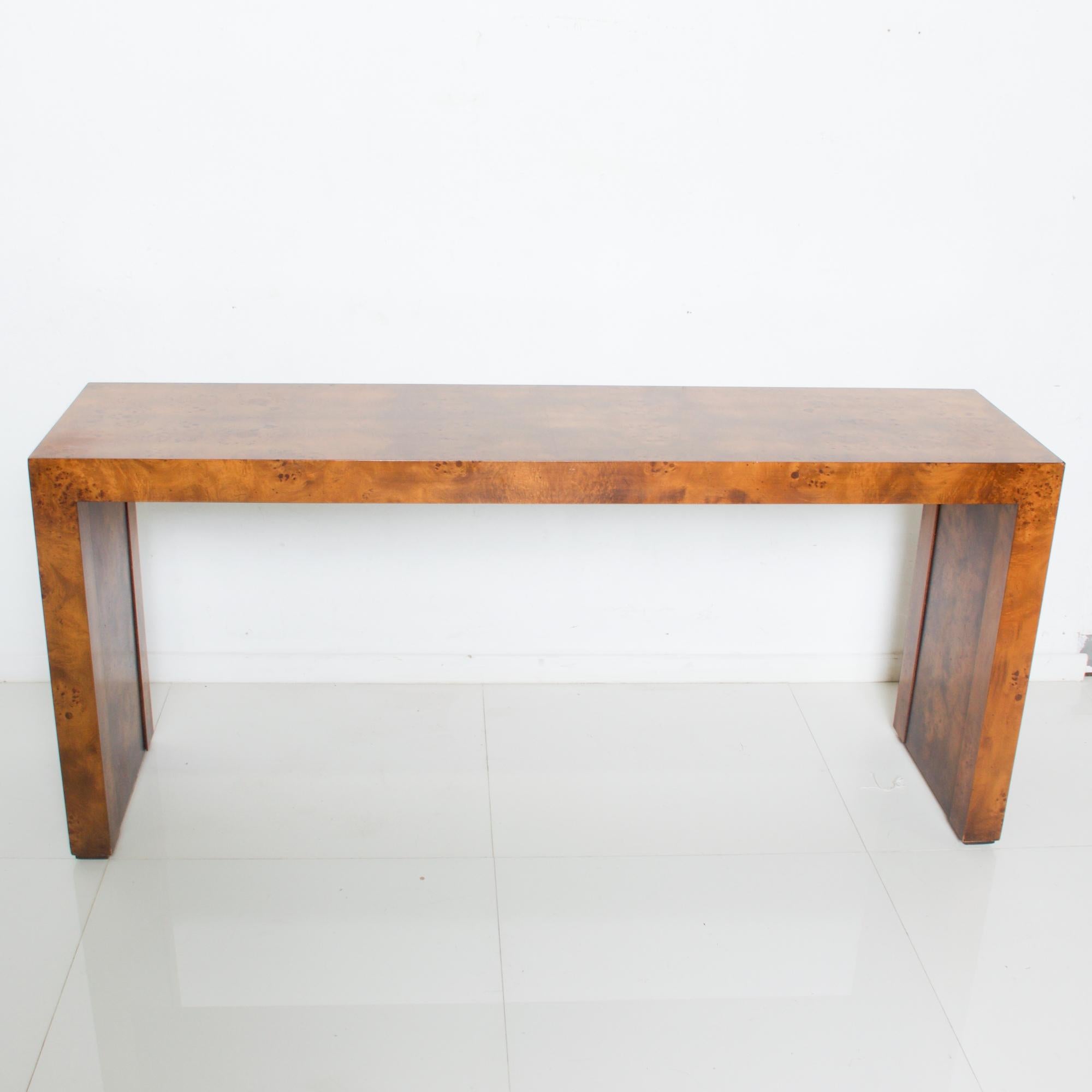 Elegant and Classic Milo Baughman Mid-Century Modern burl wood console Parsons sofa table, USA, 1970s.
Dimensions: 15 D x 58 W x 28 1/4 H
Wear consistent with age and use. Original vintage condition preowned piece.
Refer to our images.
Delivery