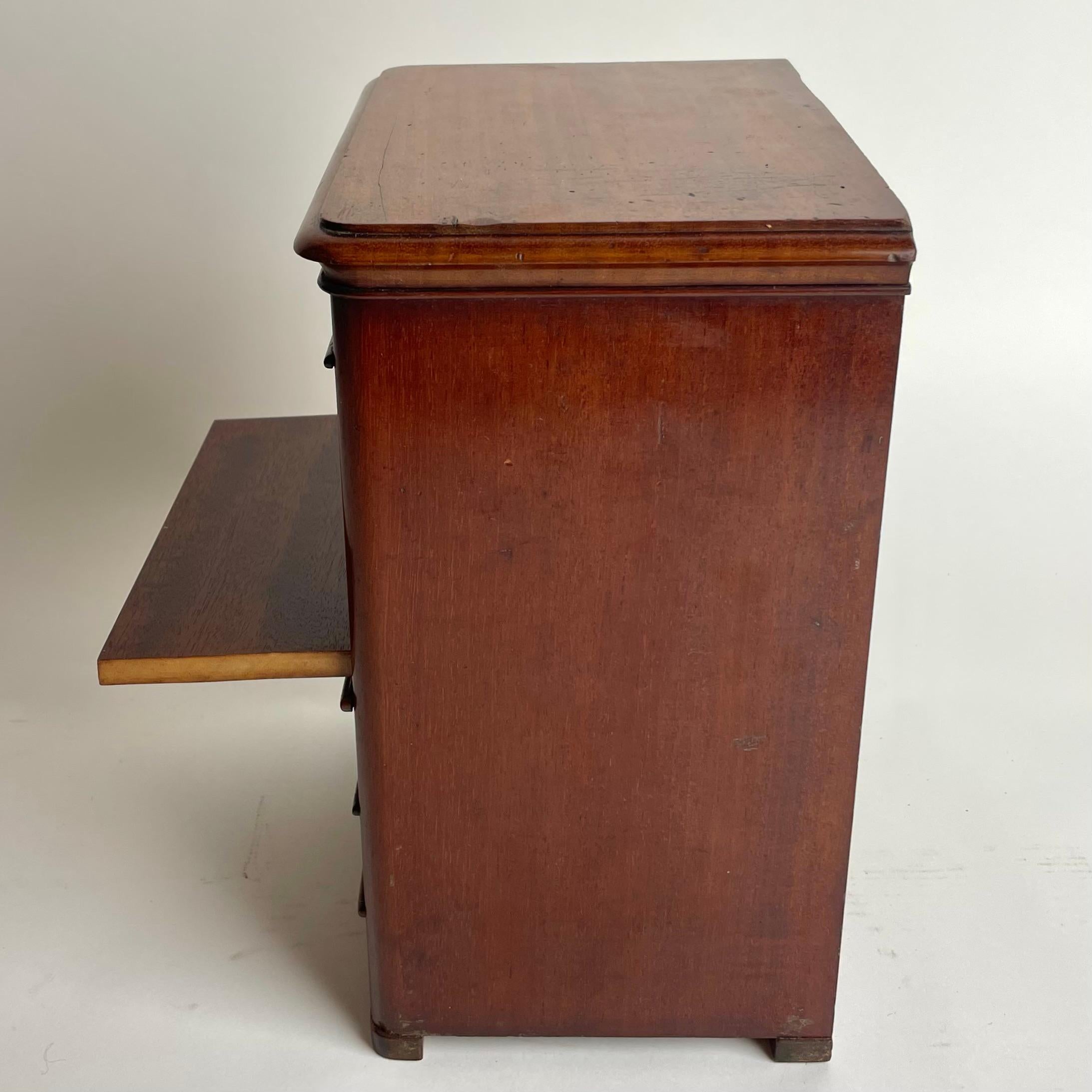 Elegant Miniature Swedish Karl Johan Mahogany Chiffonnière, 1830s en vente 3