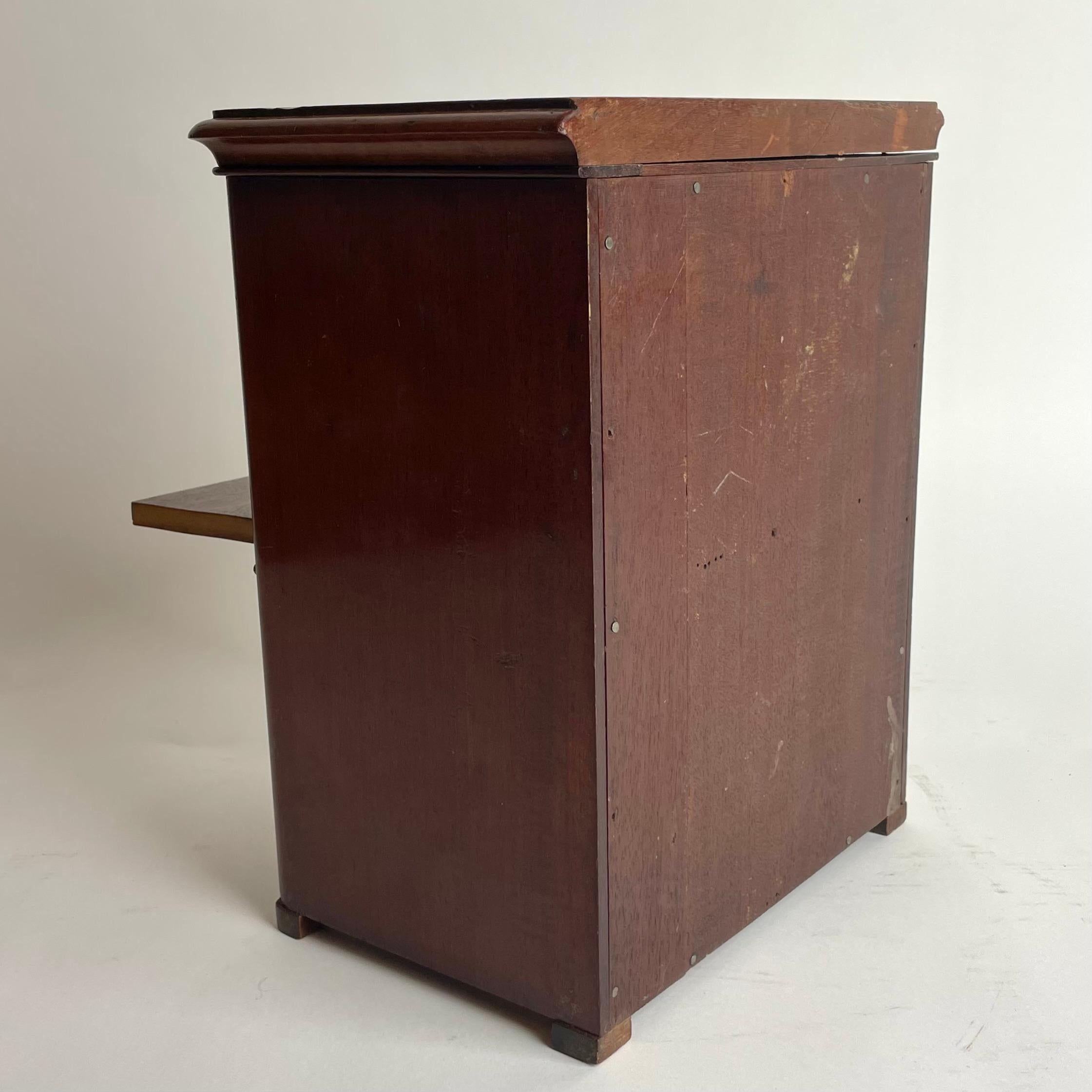 Elegant Miniature Swedish Karl Johan Mahogany Chiffonnière, 1830s en vente 4
