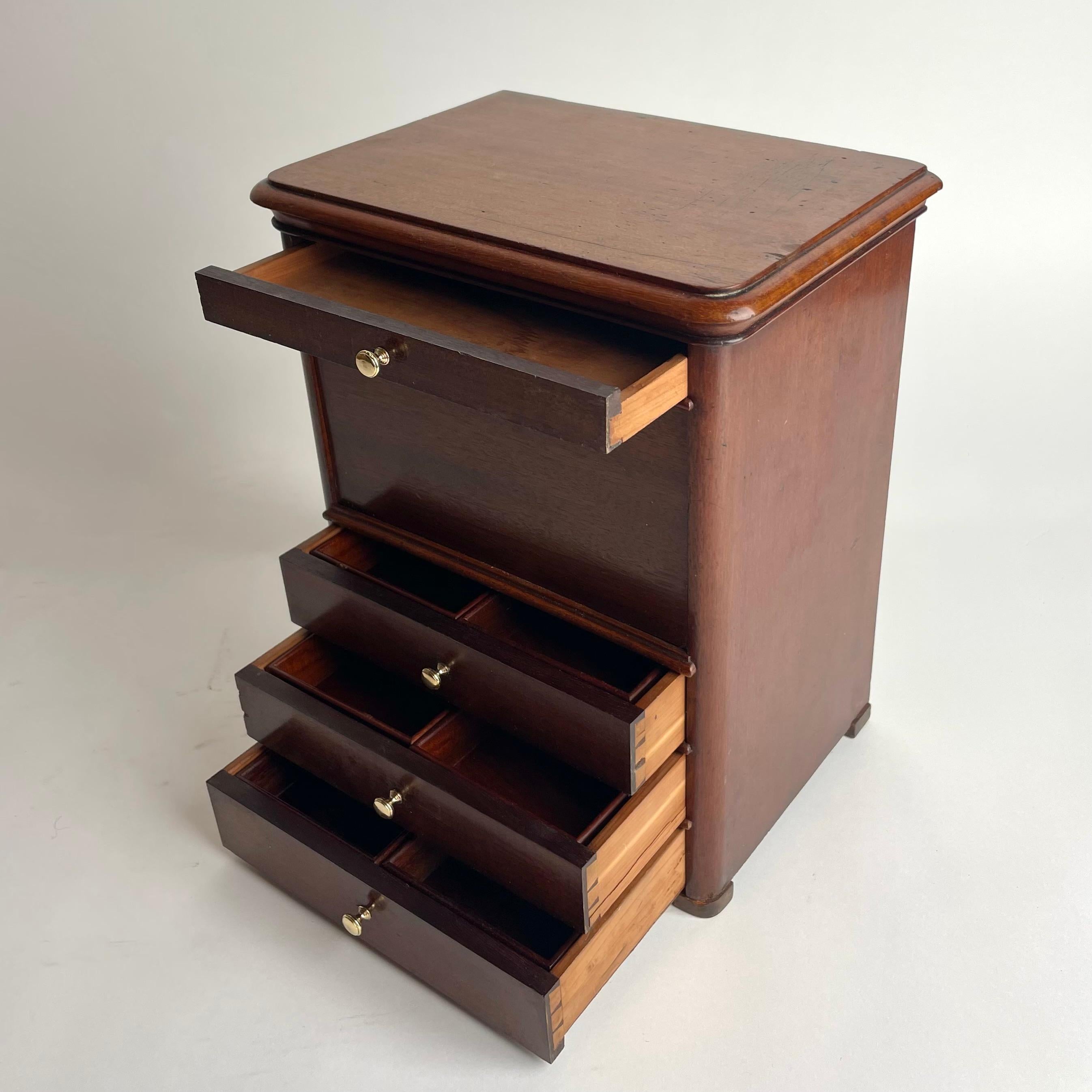 Elegant Miniature Swedish Karl Johan Mahogany Chiffonnière, 1830s en vente 5