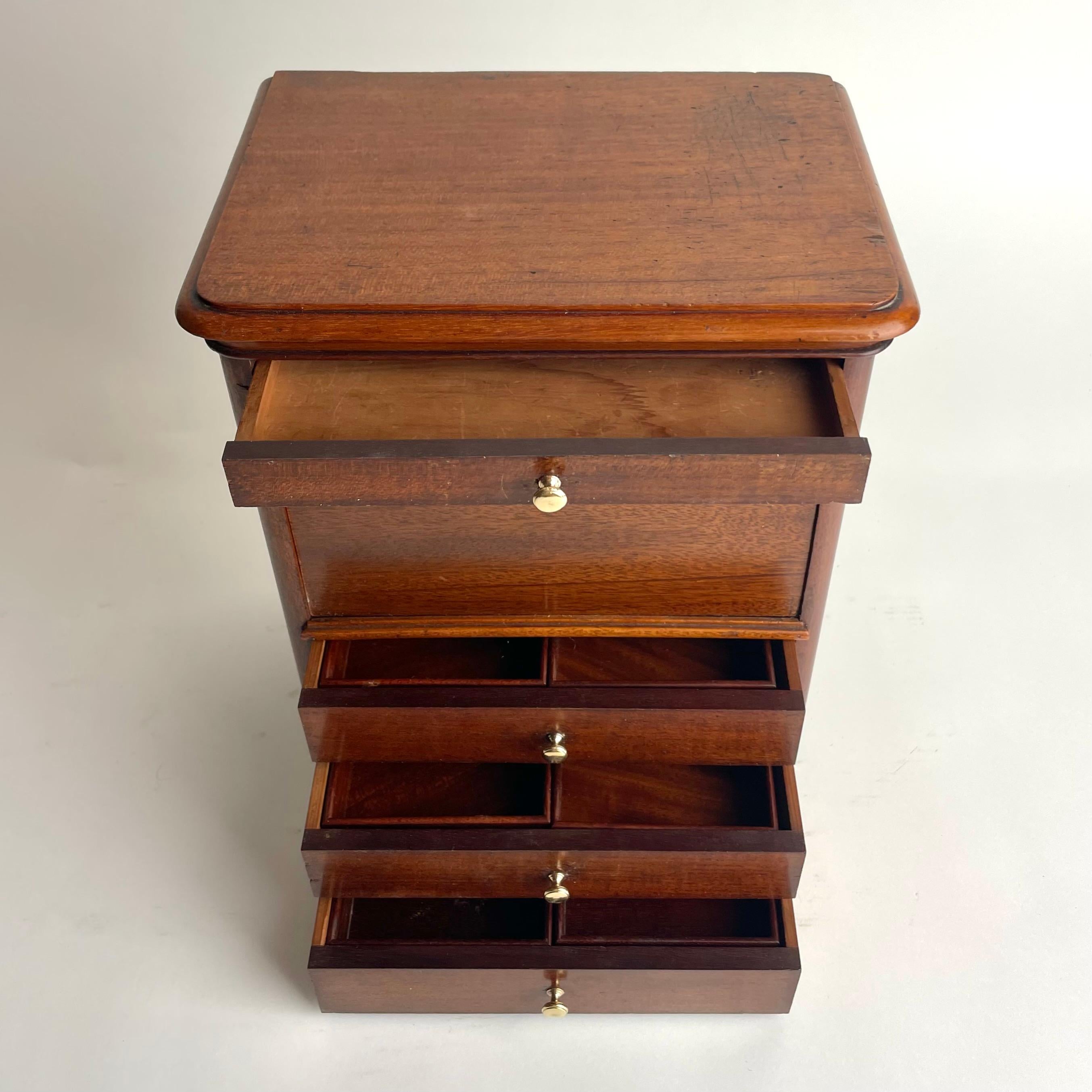 Elegant Miniature Swedish Karl Johan Mahogany Chiffonnière, 1830s en vente 6