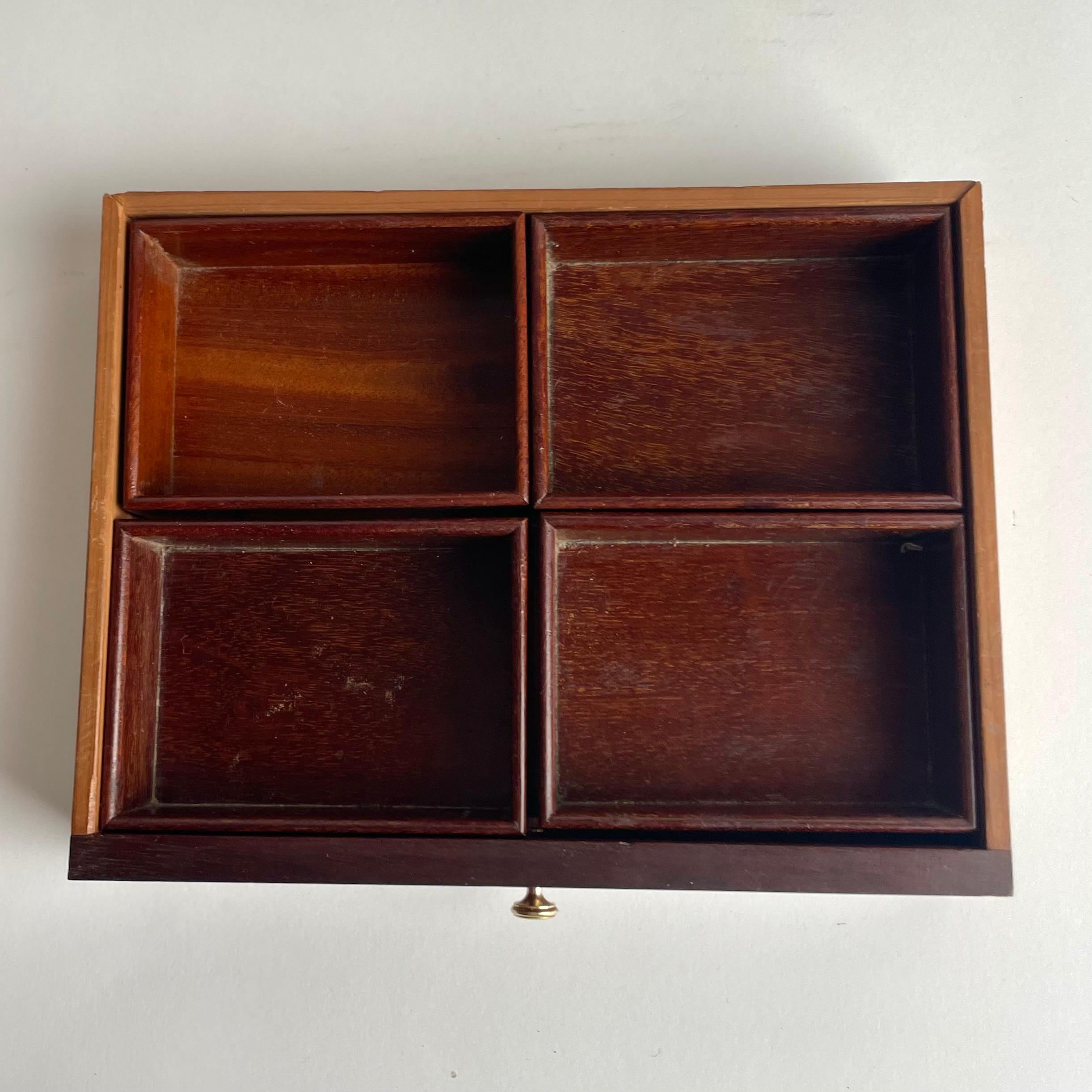 Elegant Miniature Swedish Karl Johan Mahogany Chiffonnière, 1830s en vente 8