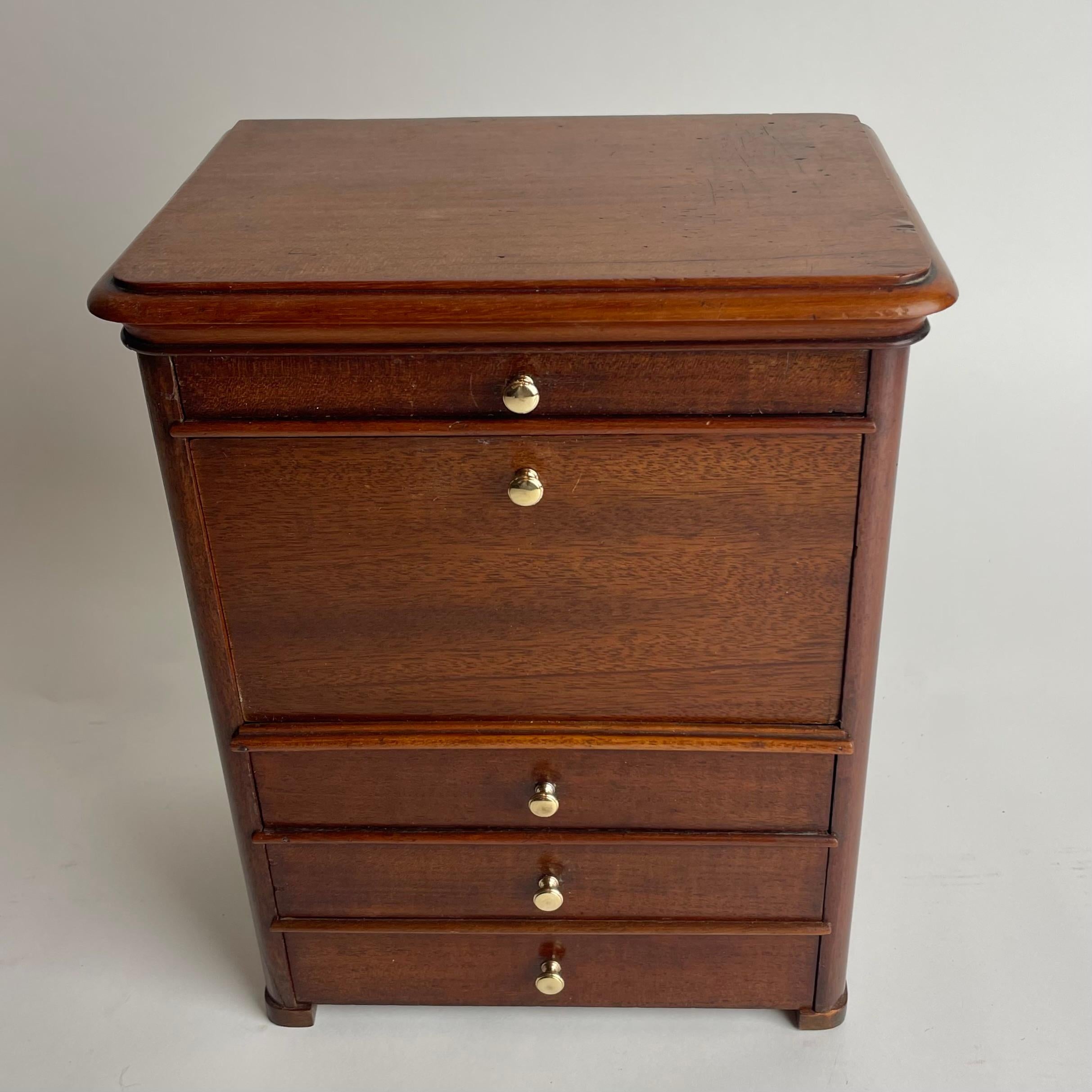 Elegant Miniature Swedish Karl Johan Mahogany Chiffonnière, 1830s Bon état - En vente à Knivsta, SE