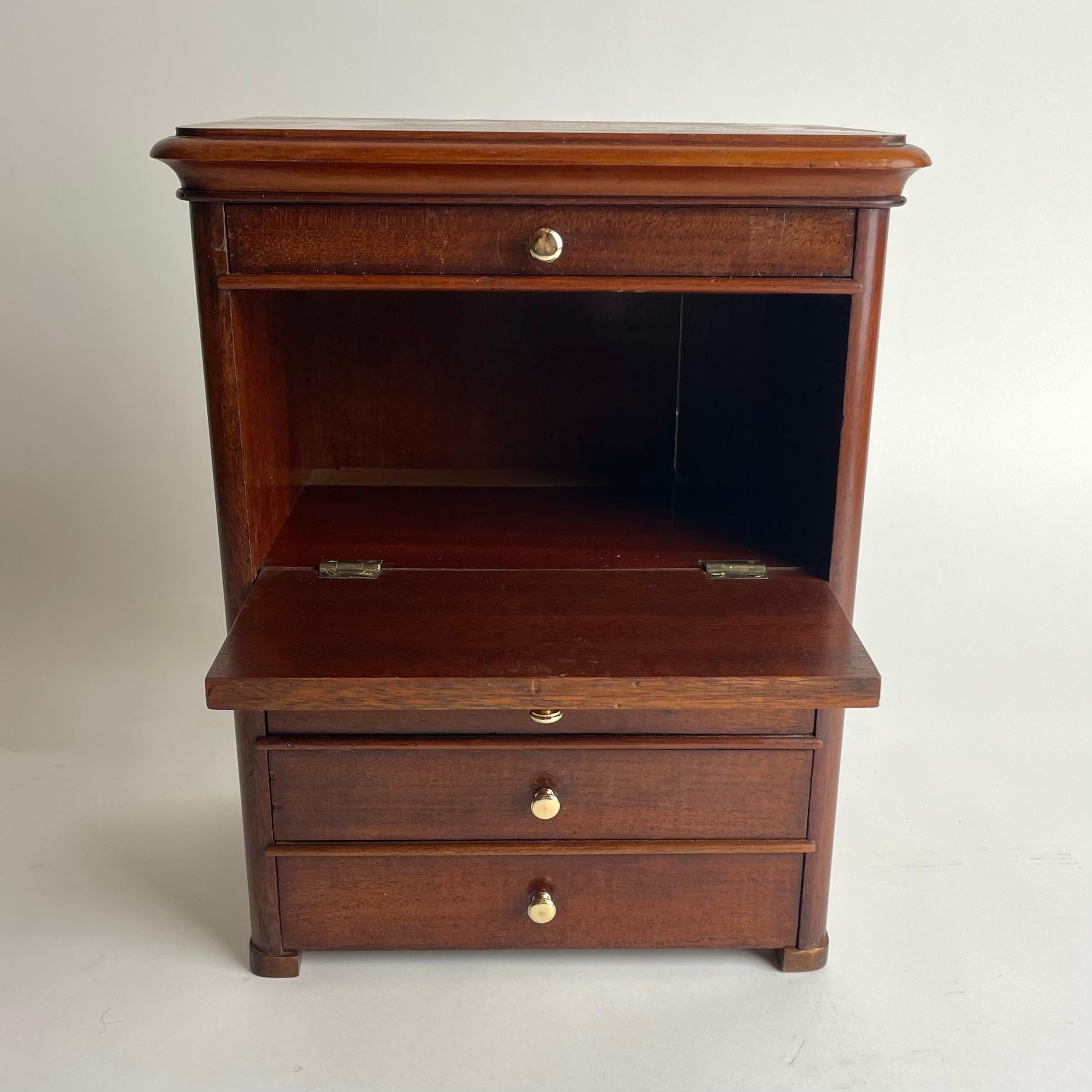 Milieu du XIXe siècle Elegant Miniature Swedish Karl Johan Mahogany Chiffonnière, 1830s en vente