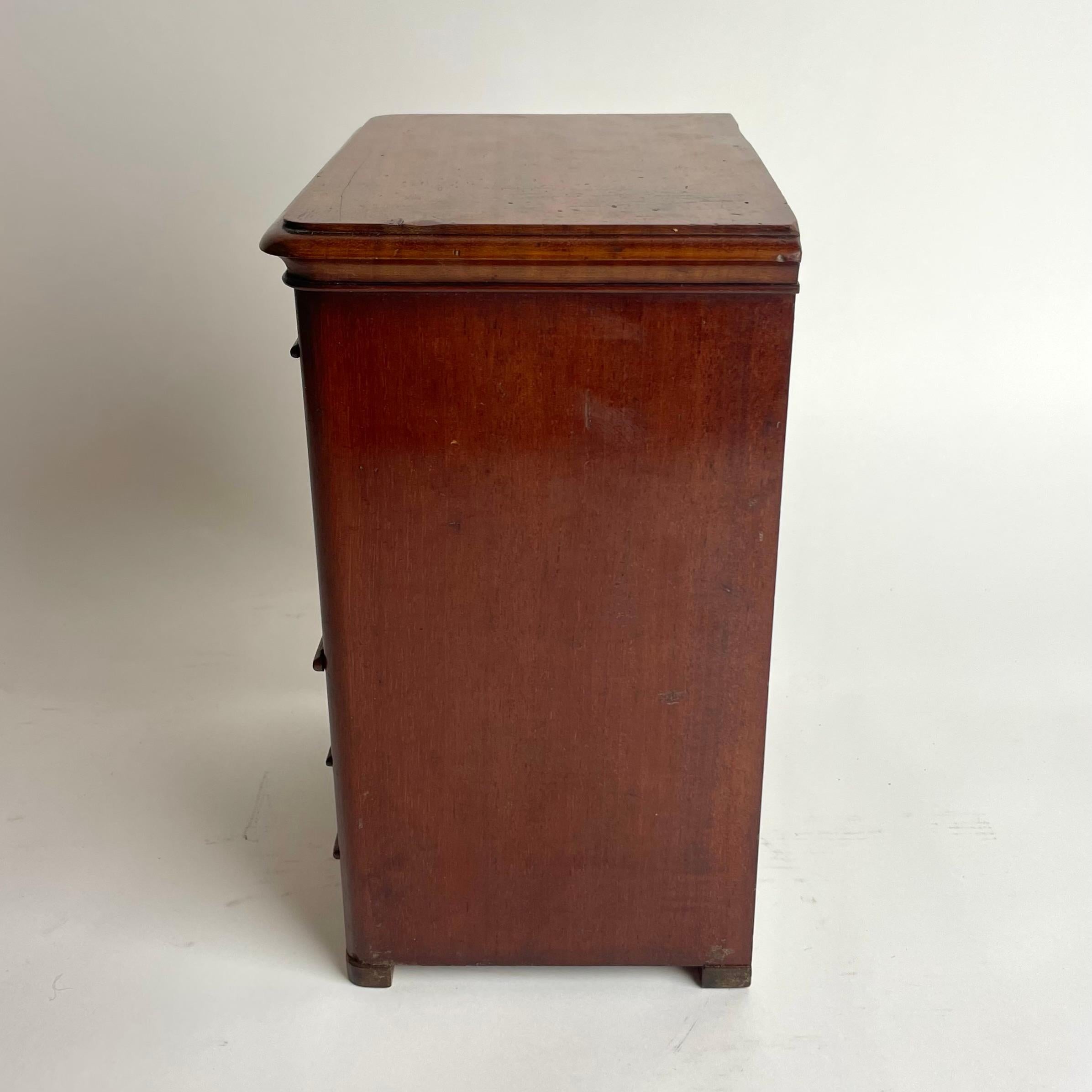 Elegant Miniature Swedish Karl Johan Mahogany Chiffonnière, 1830s en vente 2