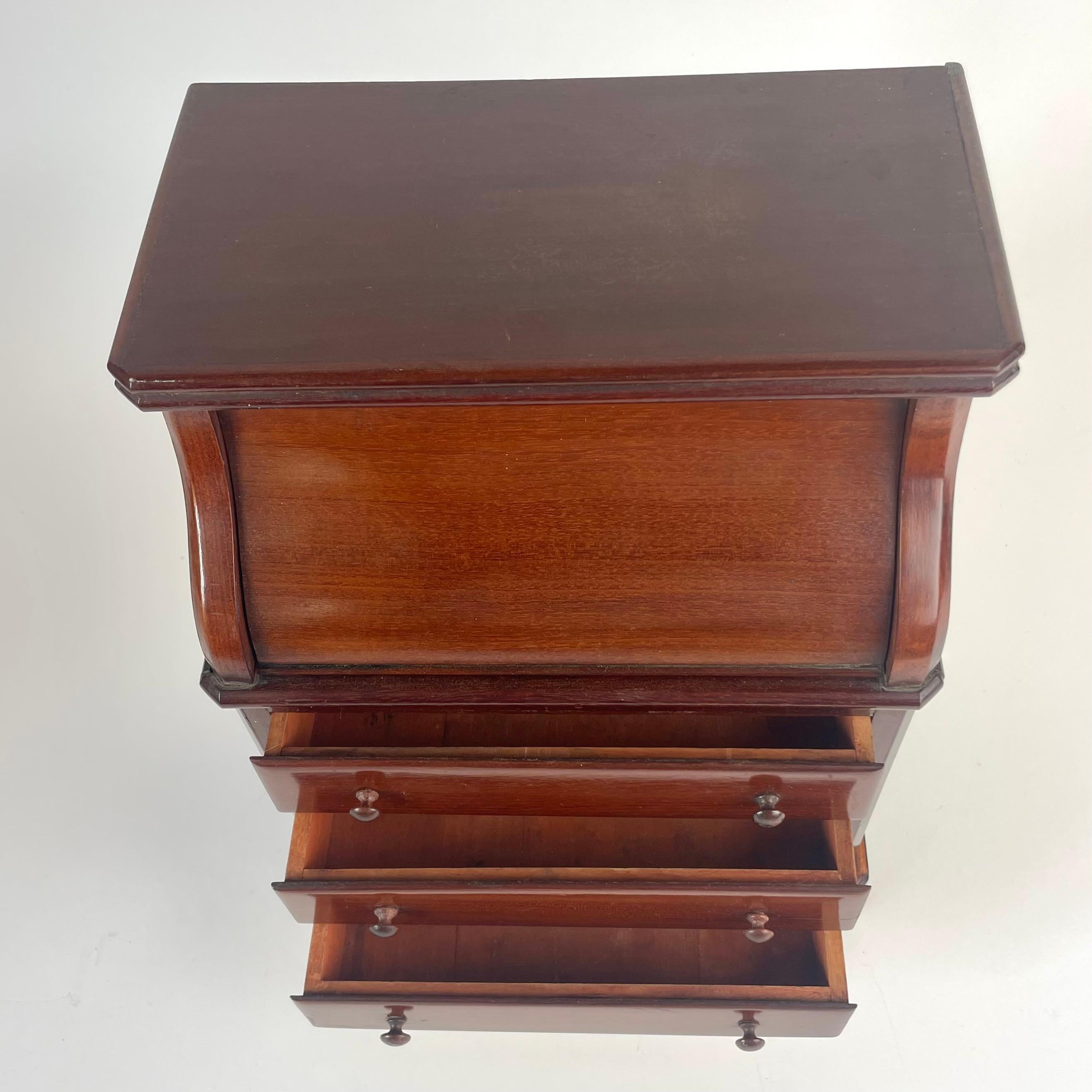 Elegant Miniature Vanity in Mahogany – Paris, Mid-19th Century en venta 6