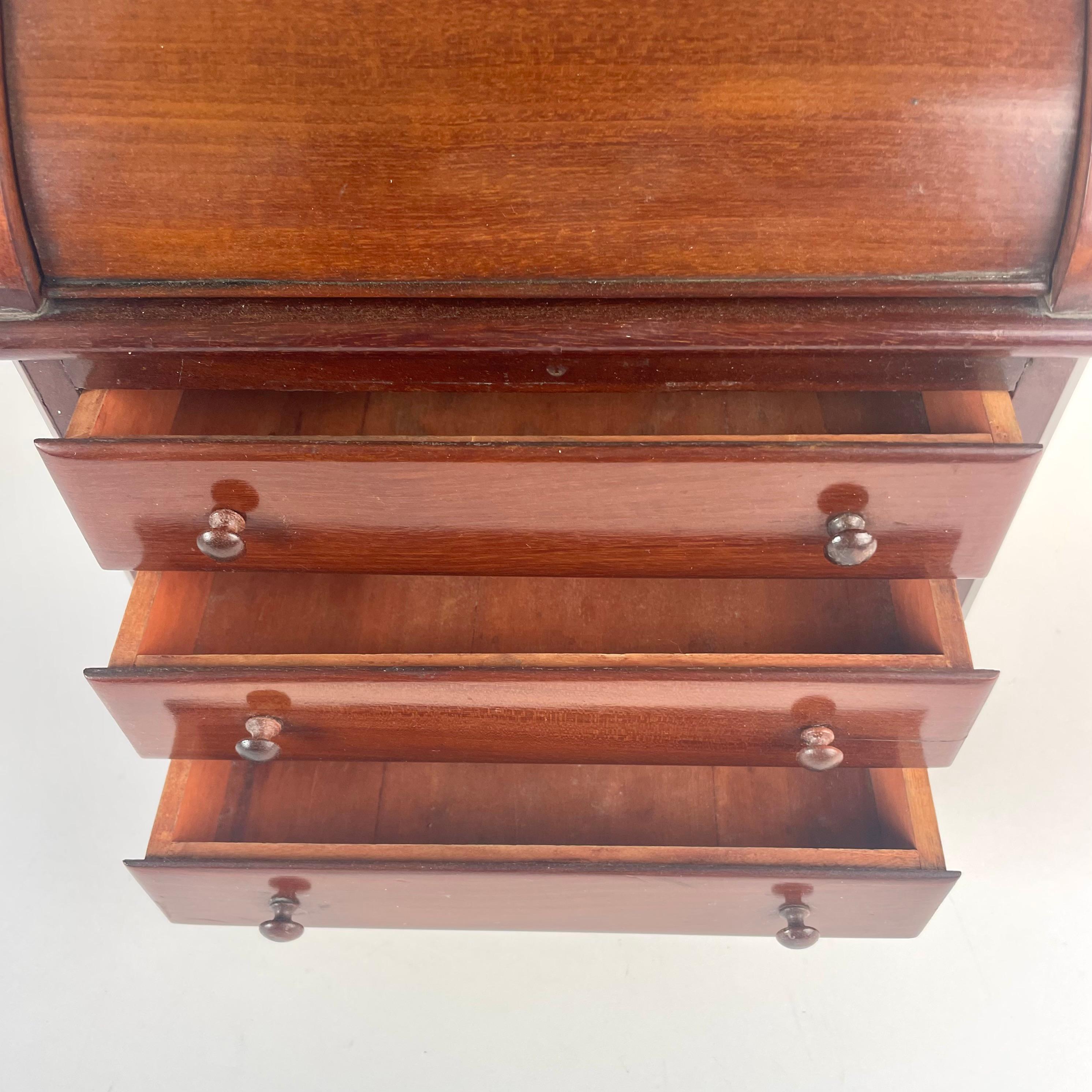 Elegant Miniature Vanity in Mahogany – Paris, Mid-19th Century en venta 7