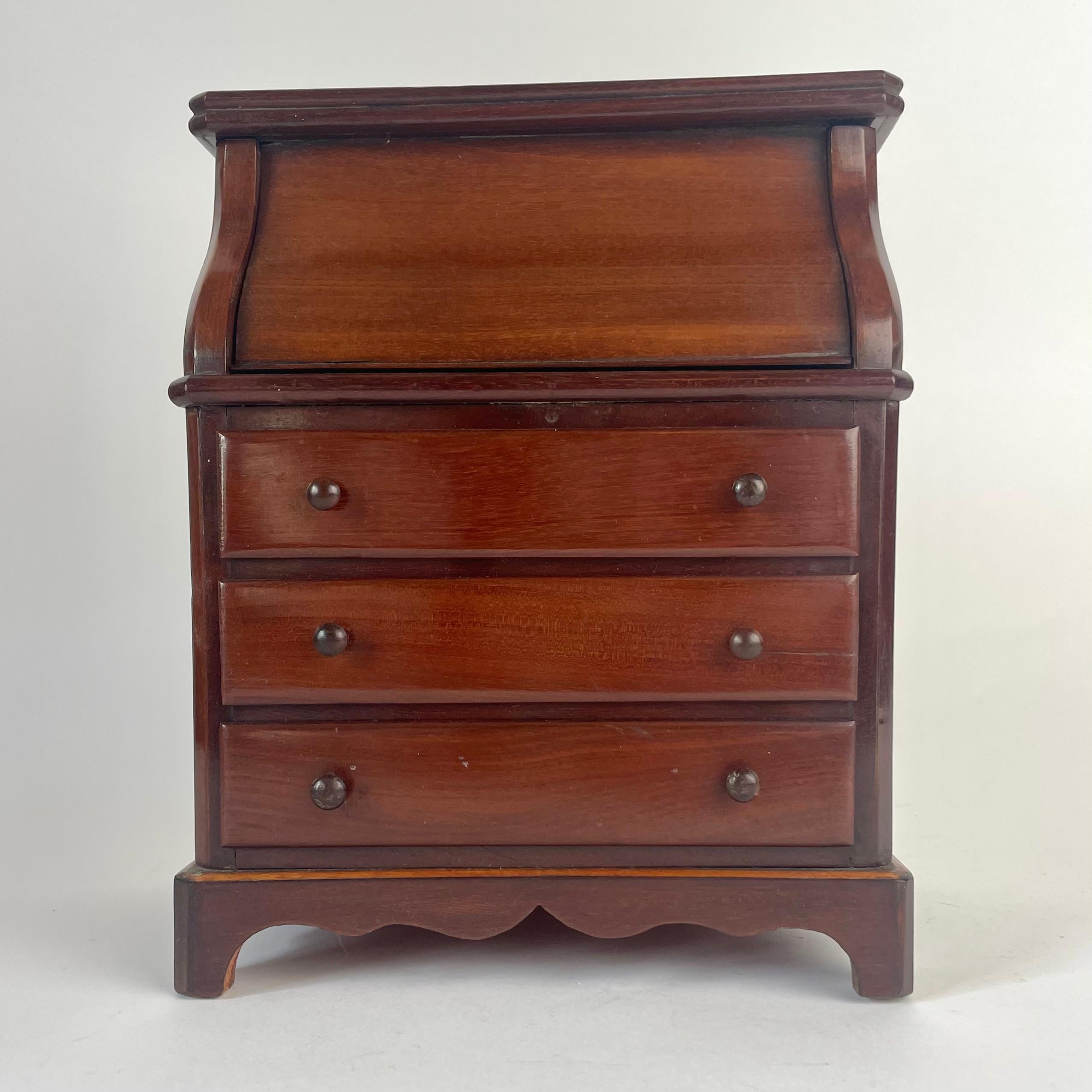
Elegant Miniature Vanity in Mahogany – Paris, Mid-19th Century

An exquisite late Empire miniature piece, crafted in central Paris around 1850. Made of fine mahogany (Swietenia mahogoni), the piece features three drawers and a hinged top with a