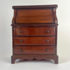 Elegant Miniature Vanity in Mahogany – Paris, Mid-19th Century