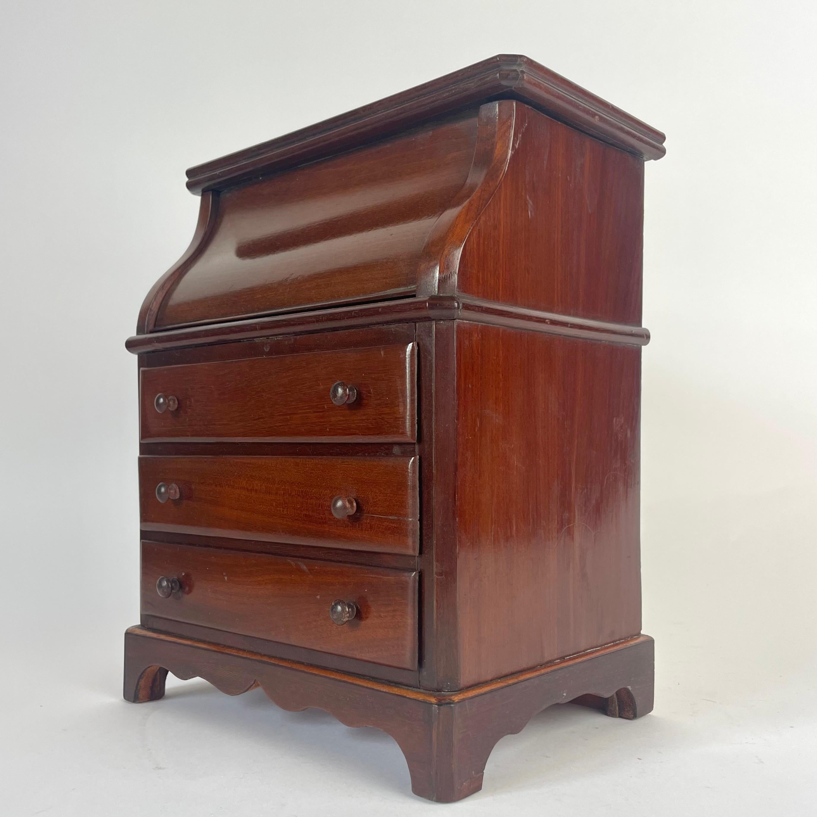 Elegant Miniature Vanity in Mahogany – Paris, Mid-19th Century Imperio en venta