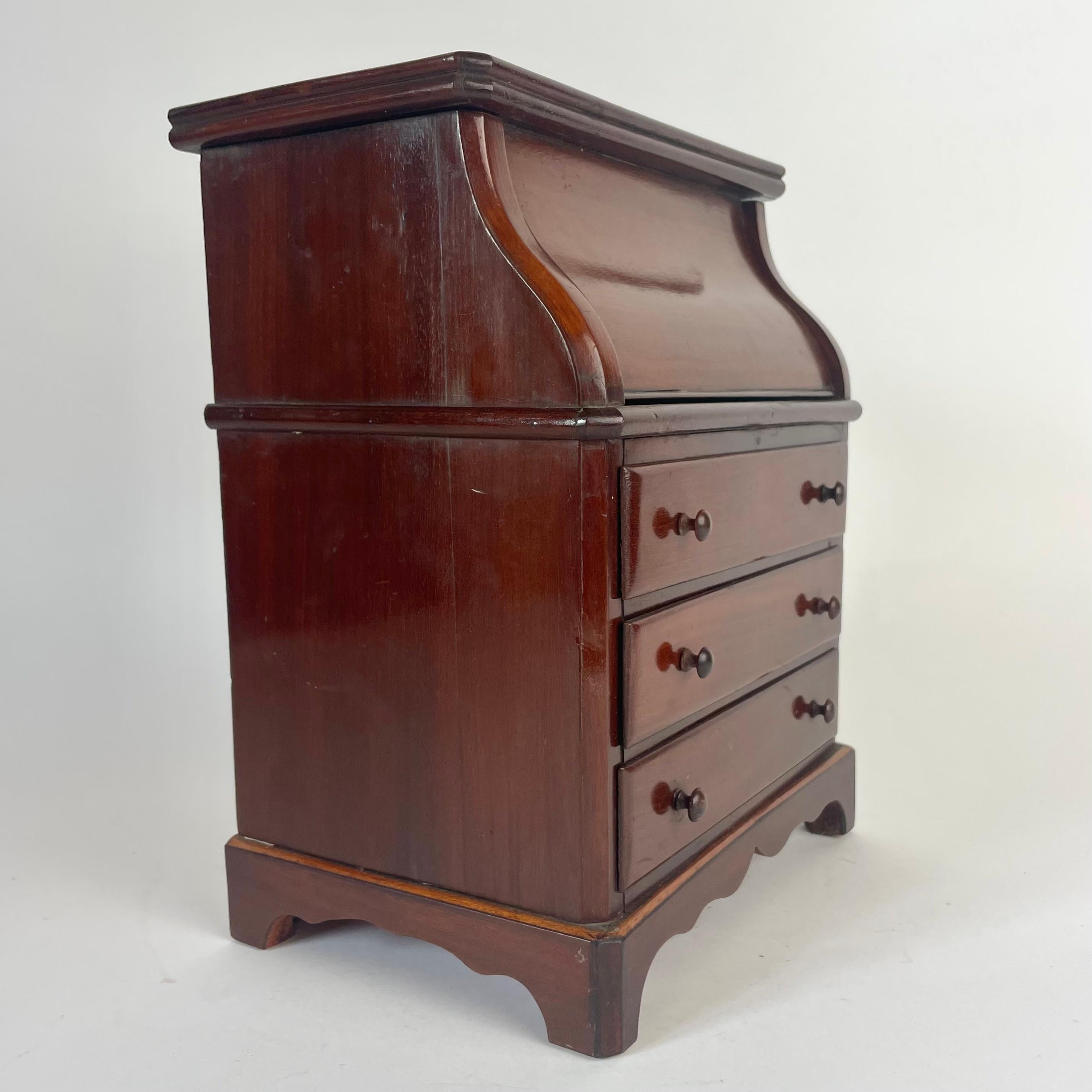 Elegant Miniature Vanity in Mahogany – Paris, Mid-19th Century Francés en venta