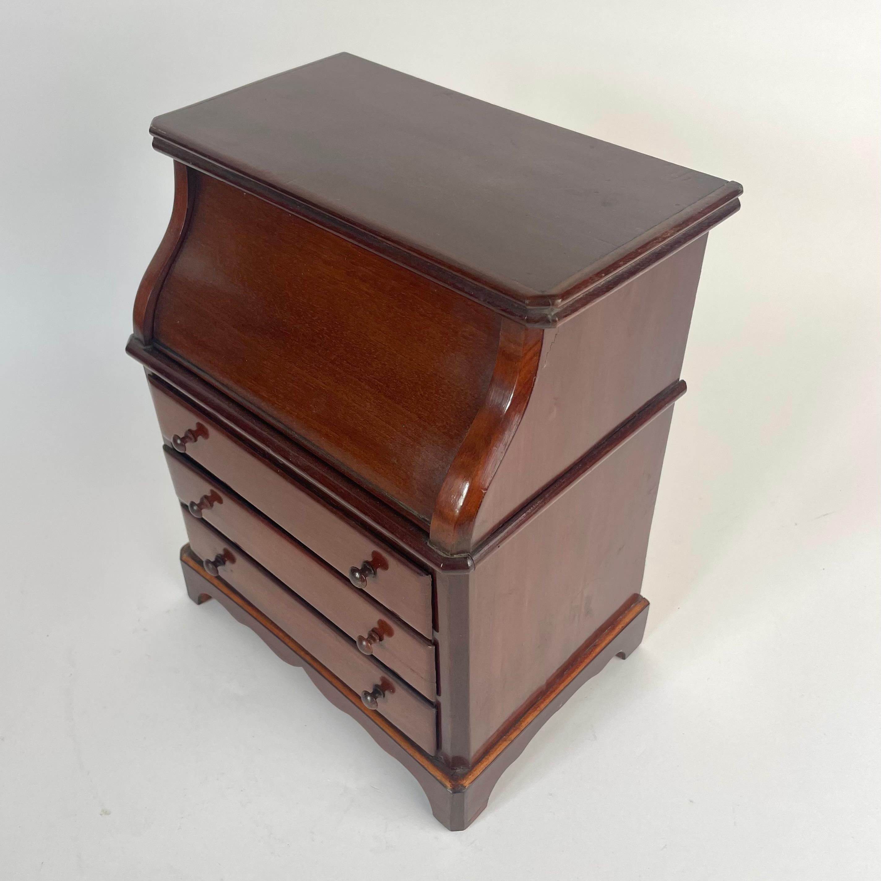 Elegant Miniature Vanity in Mahogany – Paris, Mid-19th Century en Bueno estado para la venta en Knivsta, SE