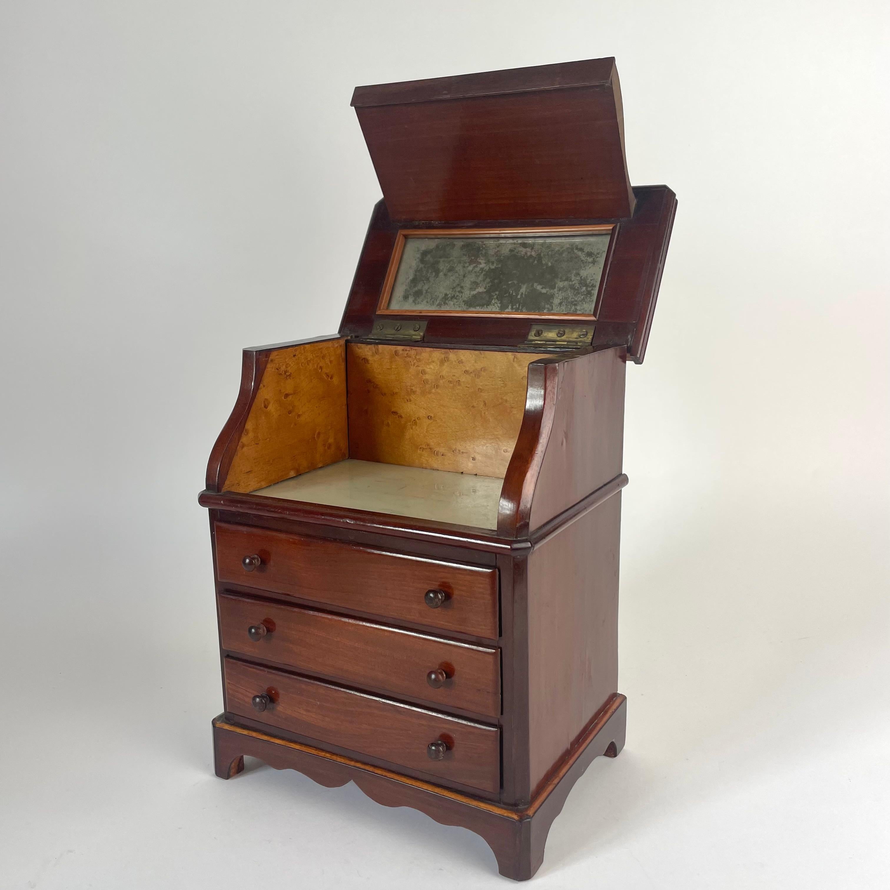 Elegant Miniature Vanity in Mahogany – Paris, Mid-19th Century Vidrio en venta