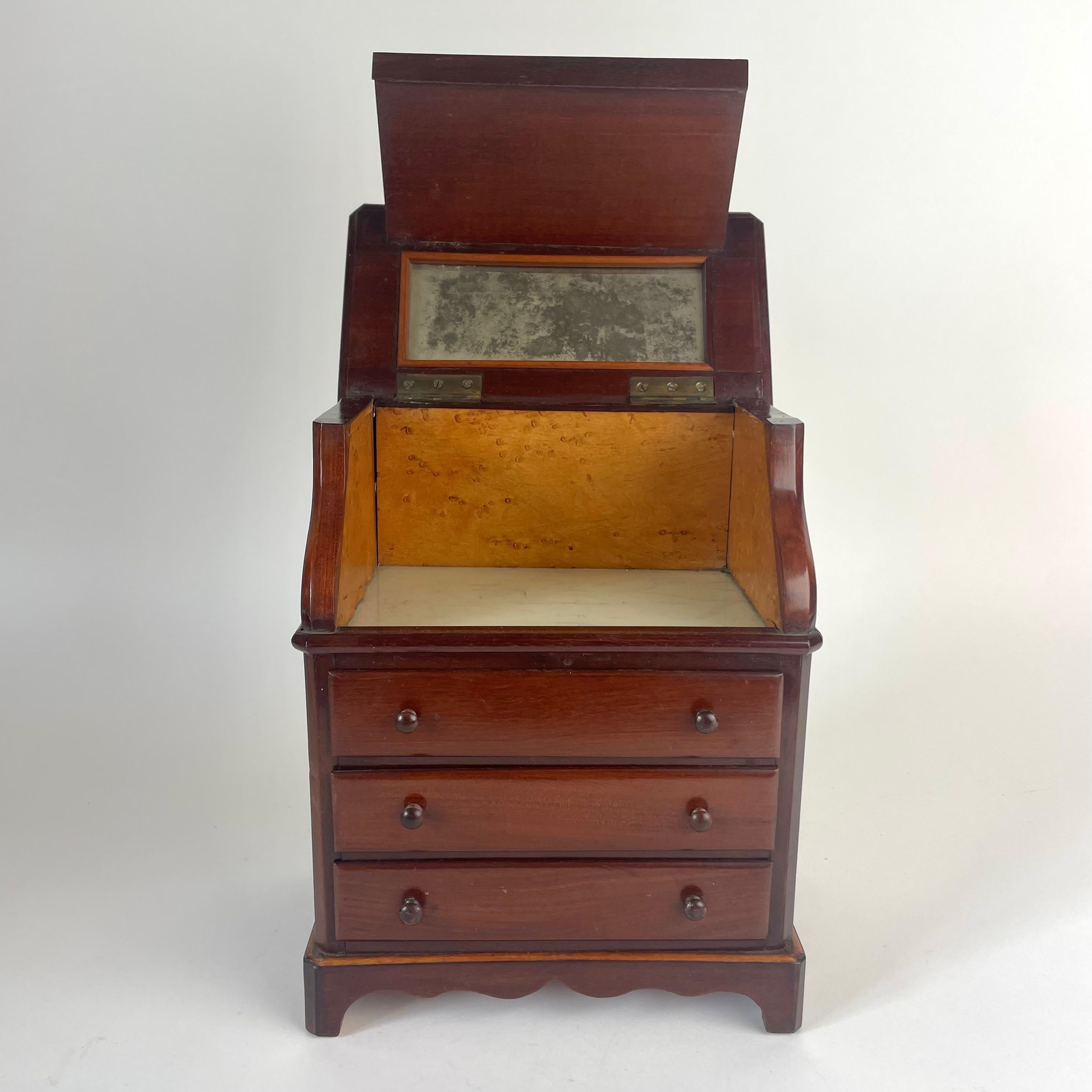 Elegant Miniature Vanity in Mahogany – Paris, Mid-19th Century en venta 1