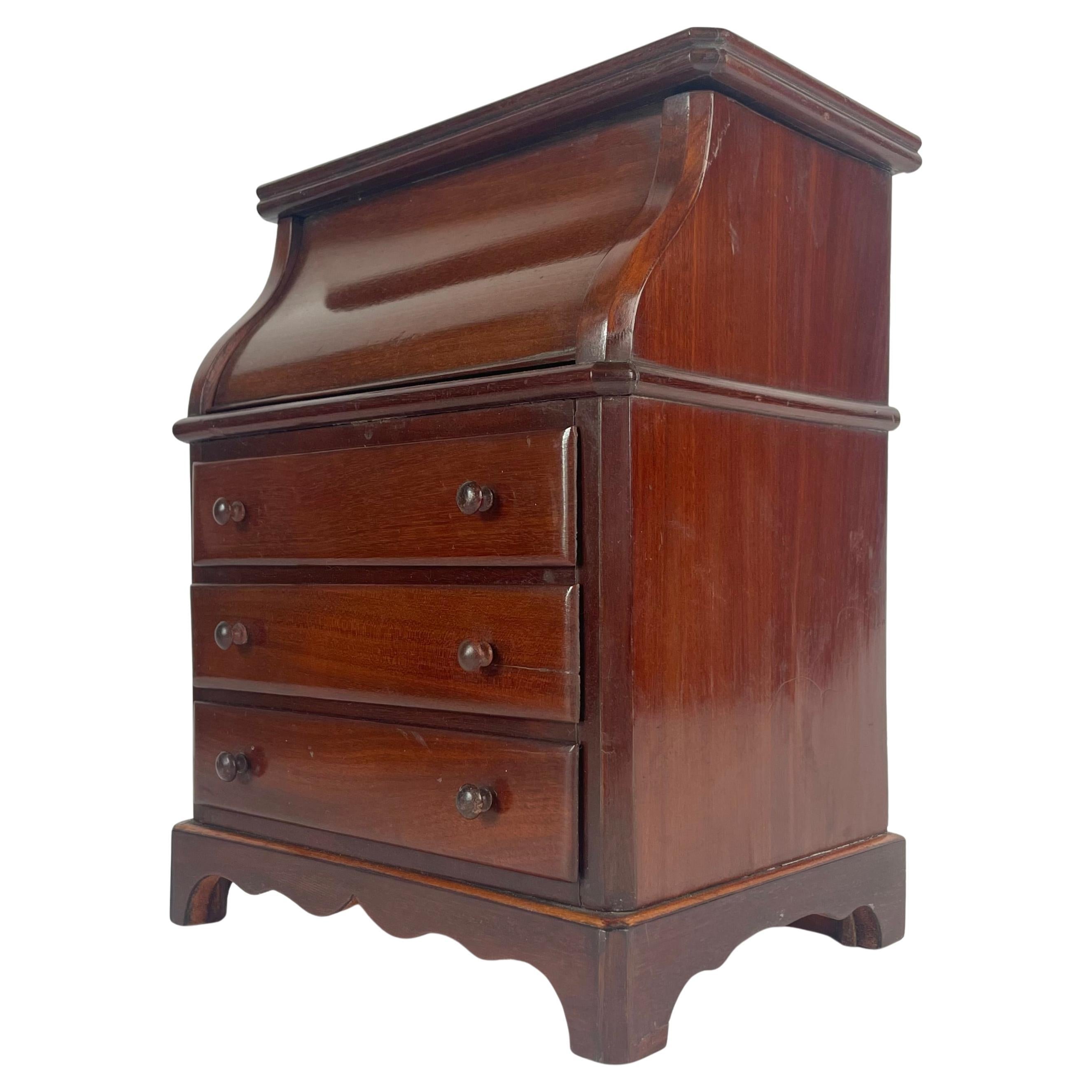 Elegant Miniature Vanity in Mahogany – Paris, Mid-19th Century en venta