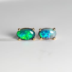 Elegante minimalistische ovale australische schwarze Opal-Ohrstecker 14k Gelbgold