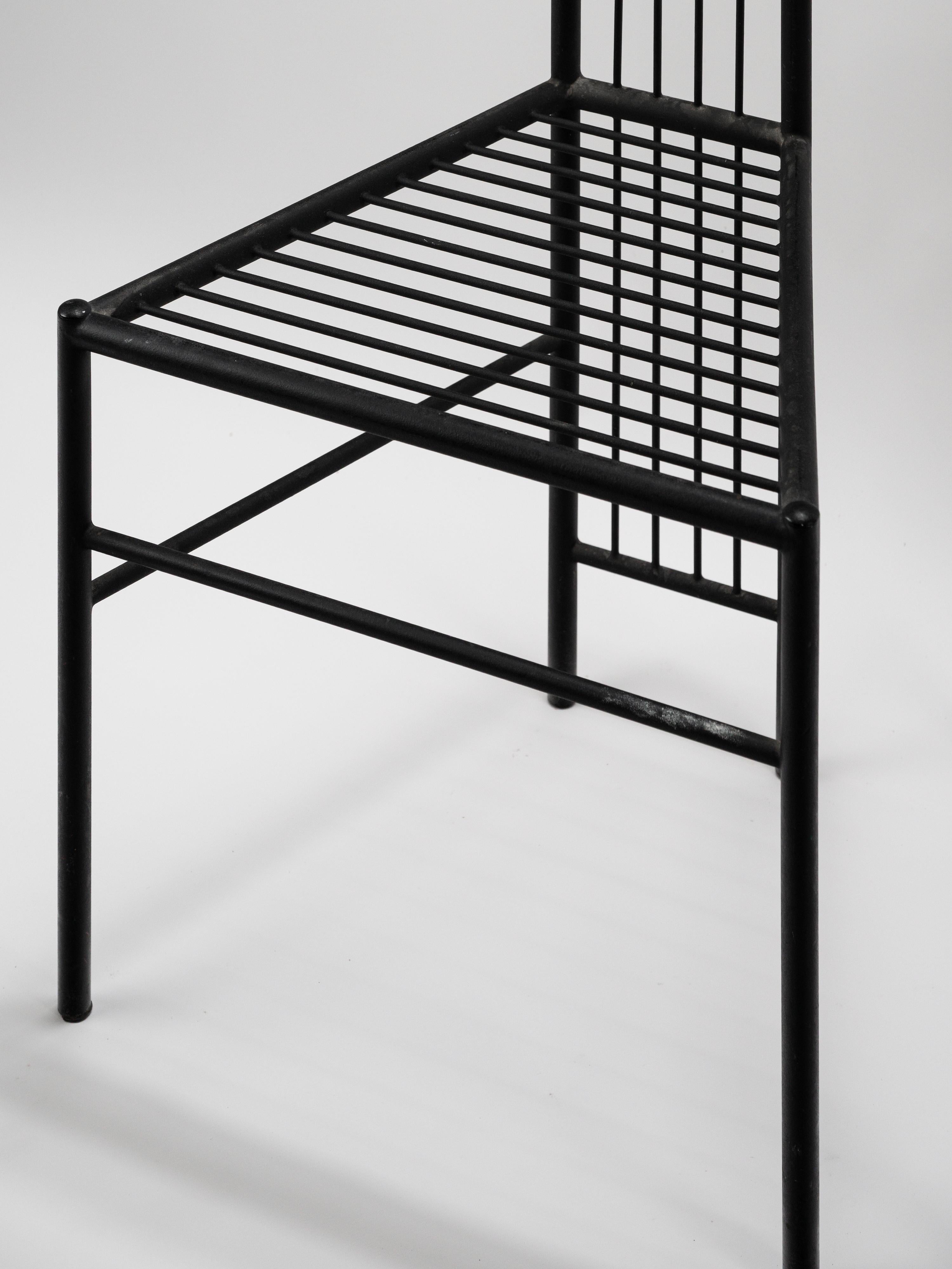 Elegance et minimalisme pour cette paire de chaises modernistes de Leopold Gest France circa 1980 en vente 4