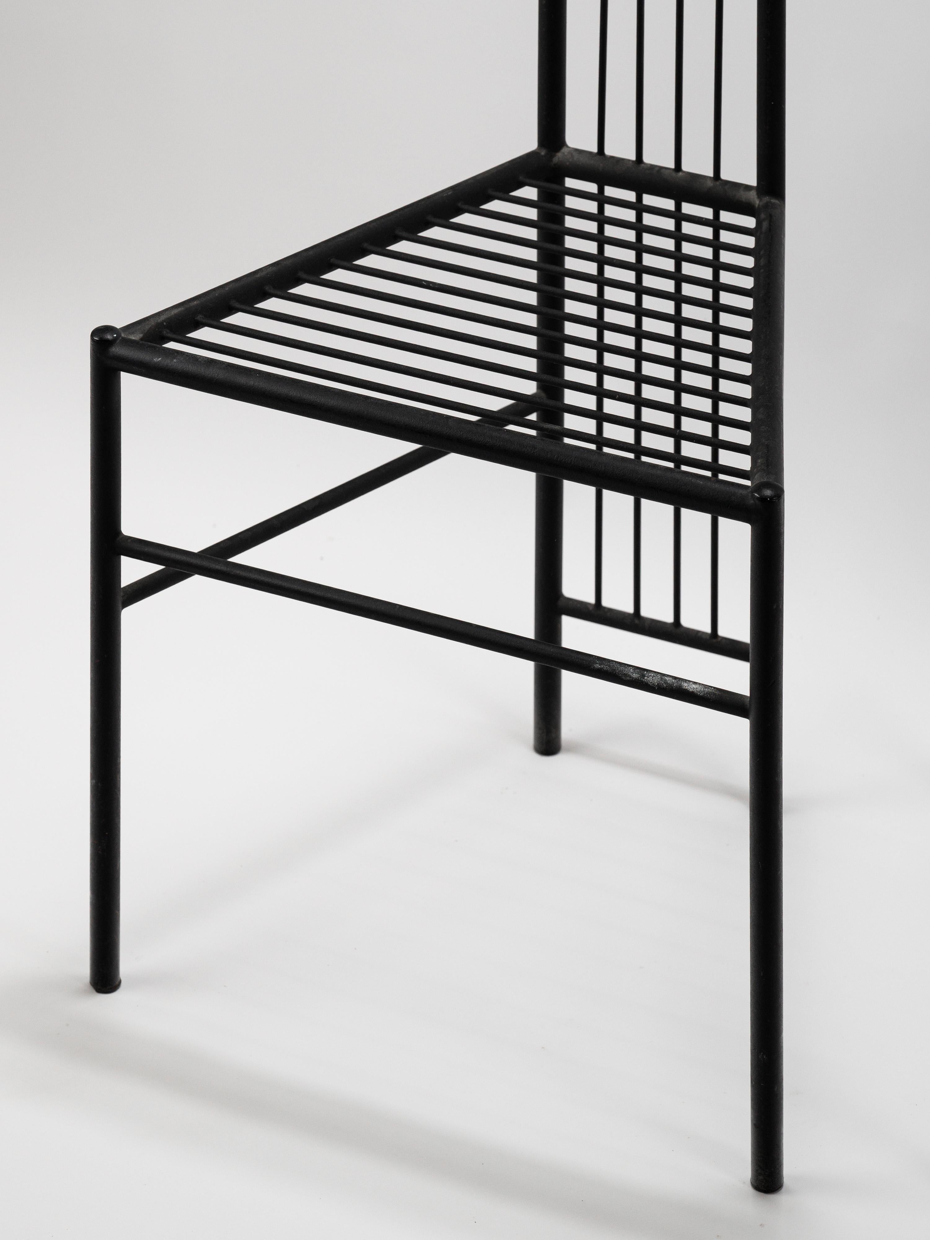 Elegance et minimalisme pour cette paire de chaises modernistes de Leopold Gest France circa 1980 en vente 5