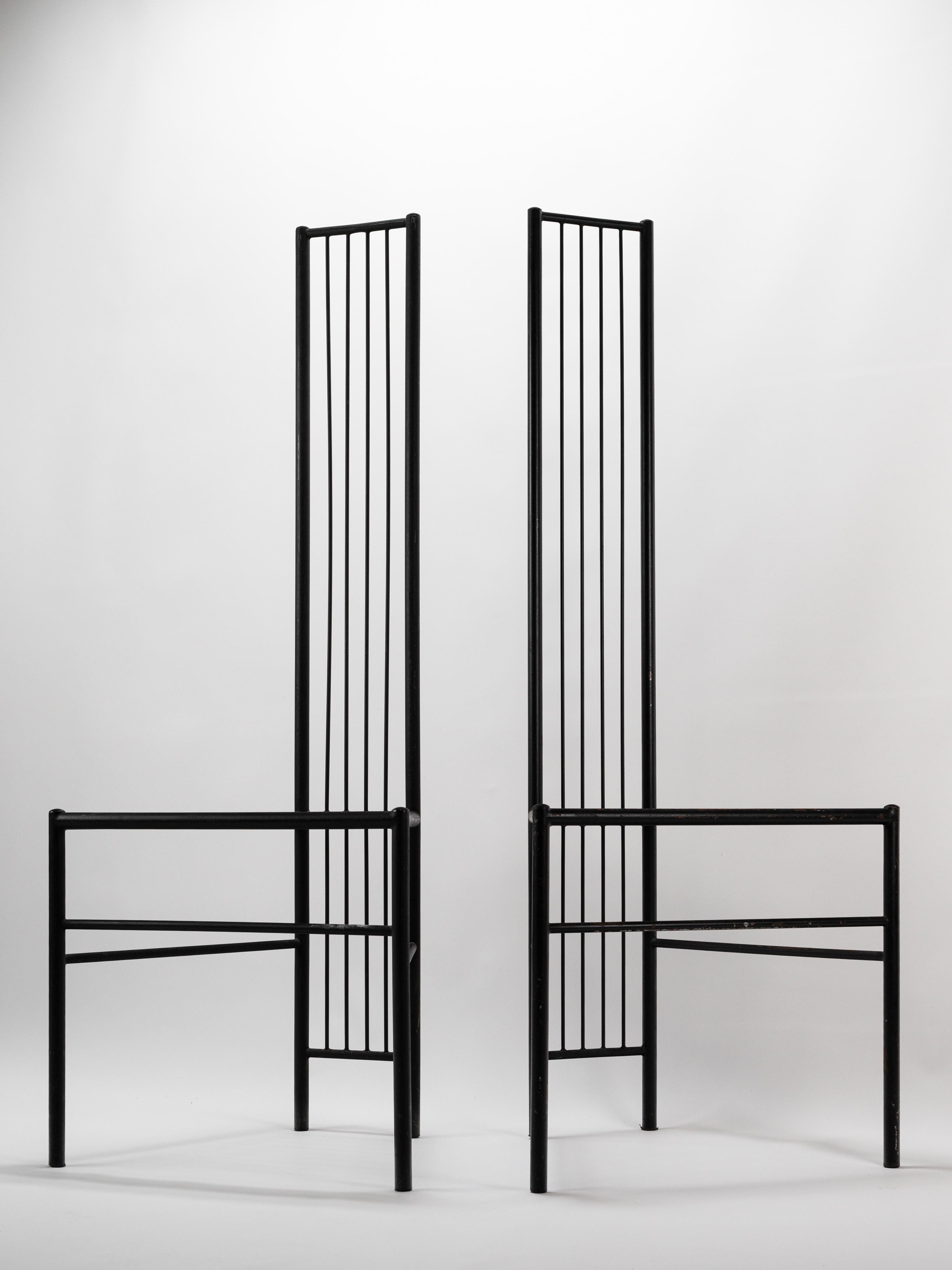Elegance et minimalisme pour cette paire de chaises modernistes de Leopold Gest France circa 1980 en vente 6