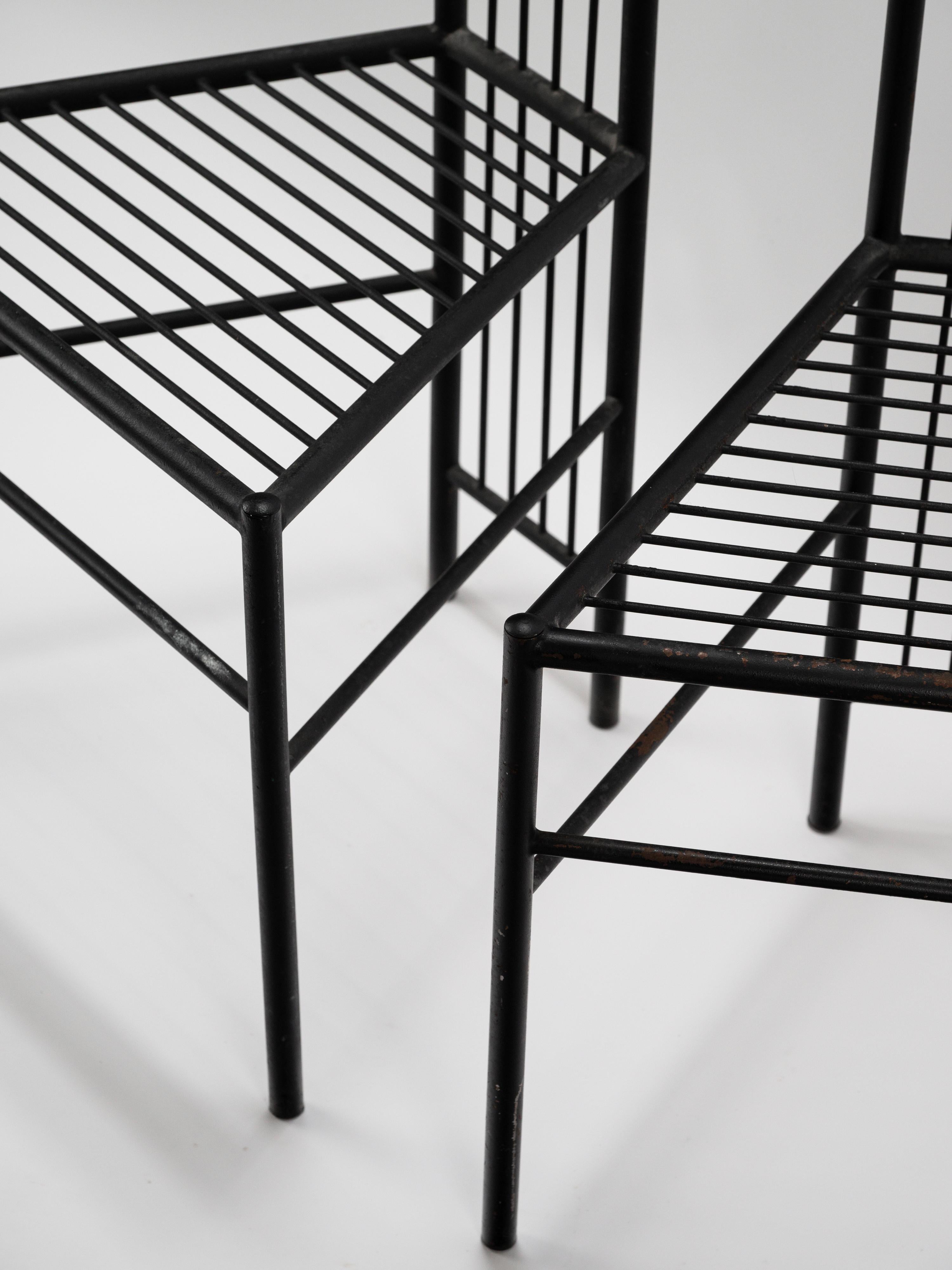 Elegance et minimalisme pour cette paire de chaises modernistes de Leopold Gest France circa 1980 en vente 7