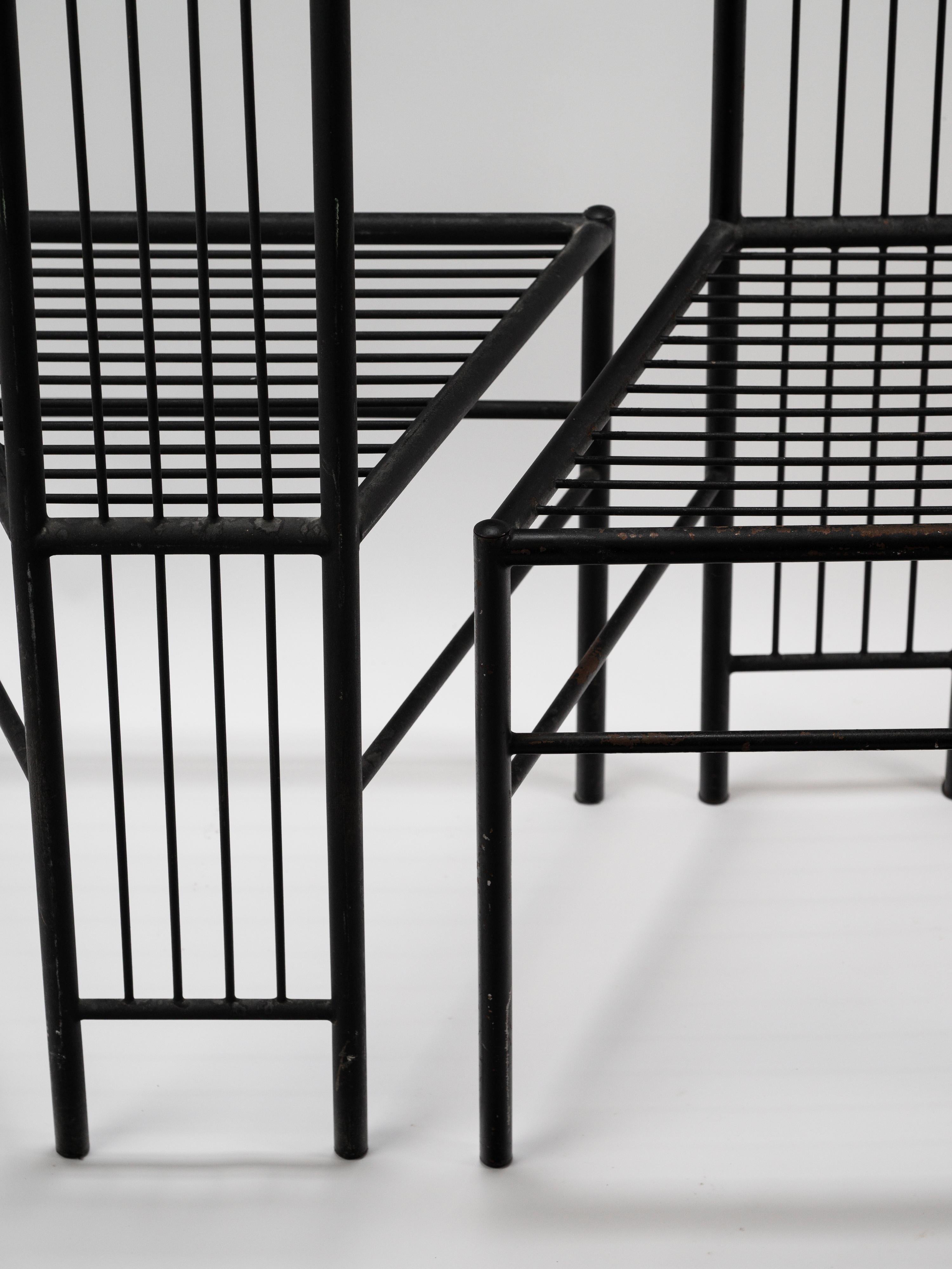 Elegance et minimalisme pour cette paire de chaises modernistes de Leopold Gest France circa 1980 en vente 8