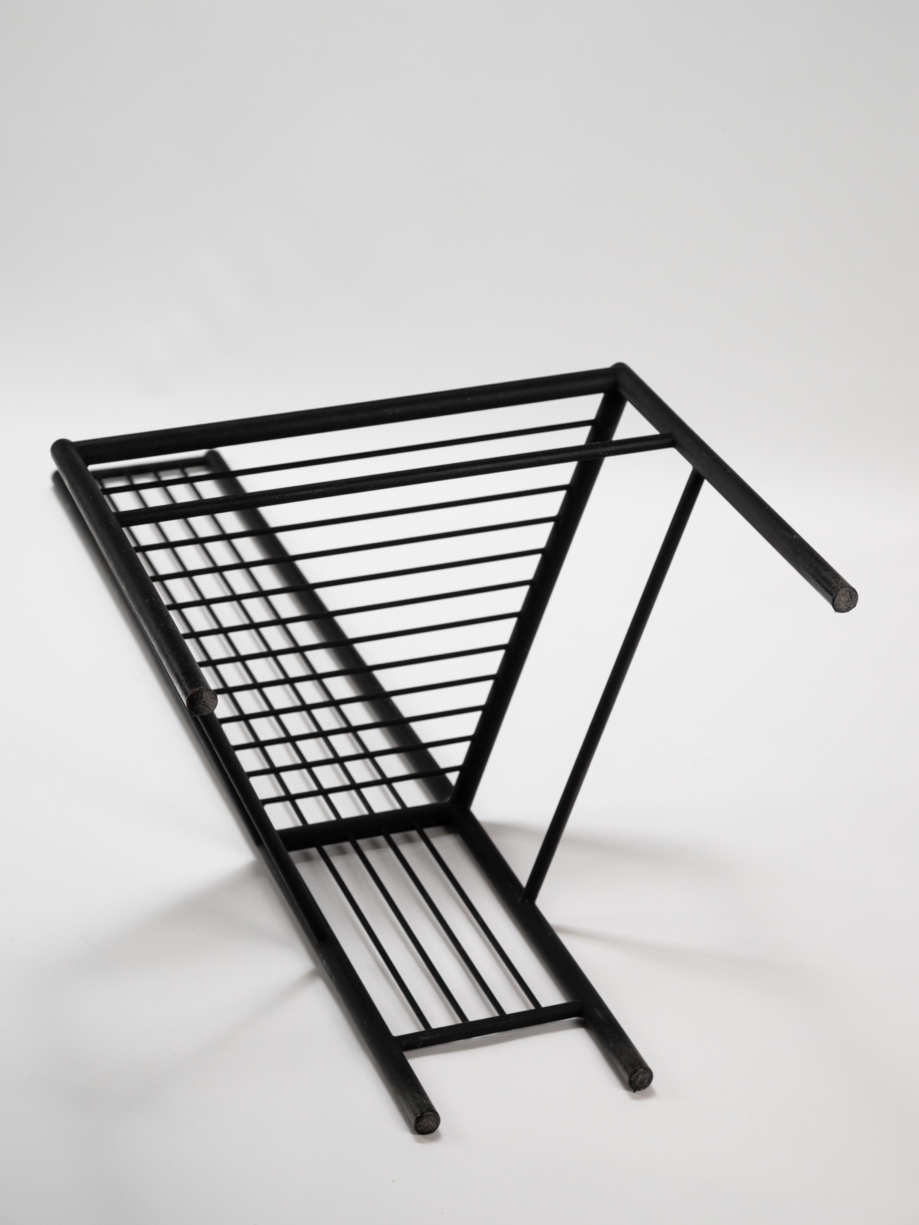 Elegance et minimalisme pour cette paire de chaises modernistes de Leopold Gest France circa 1980 en vente 10