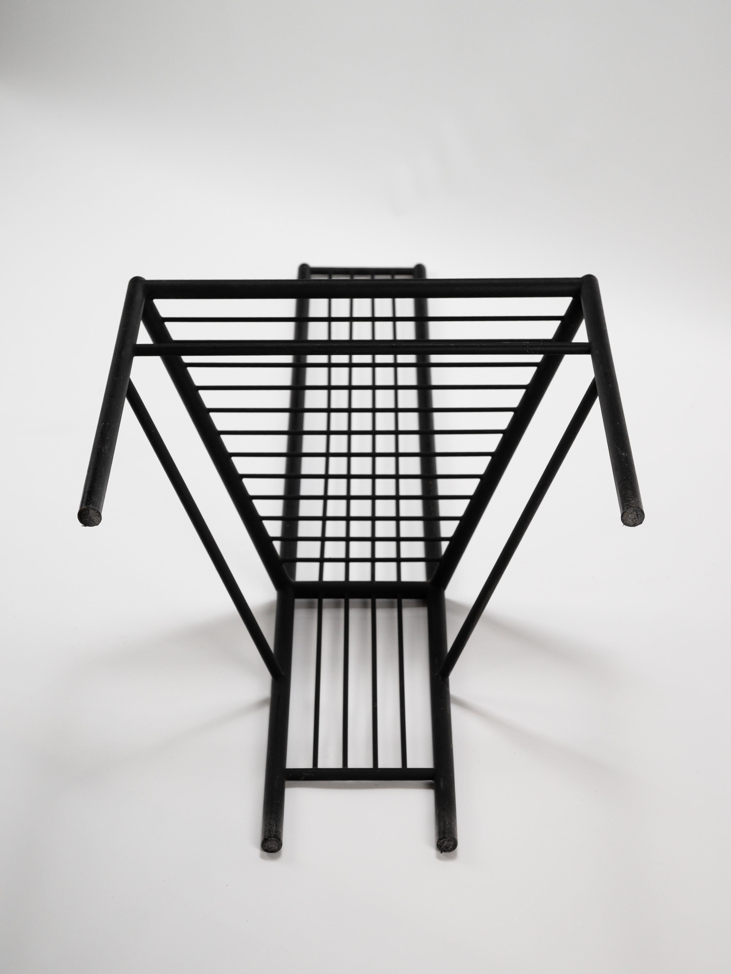 Elegance et minimalisme pour cette paire de chaises modernistes de Leopold Gest France circa 1980 en vente 11