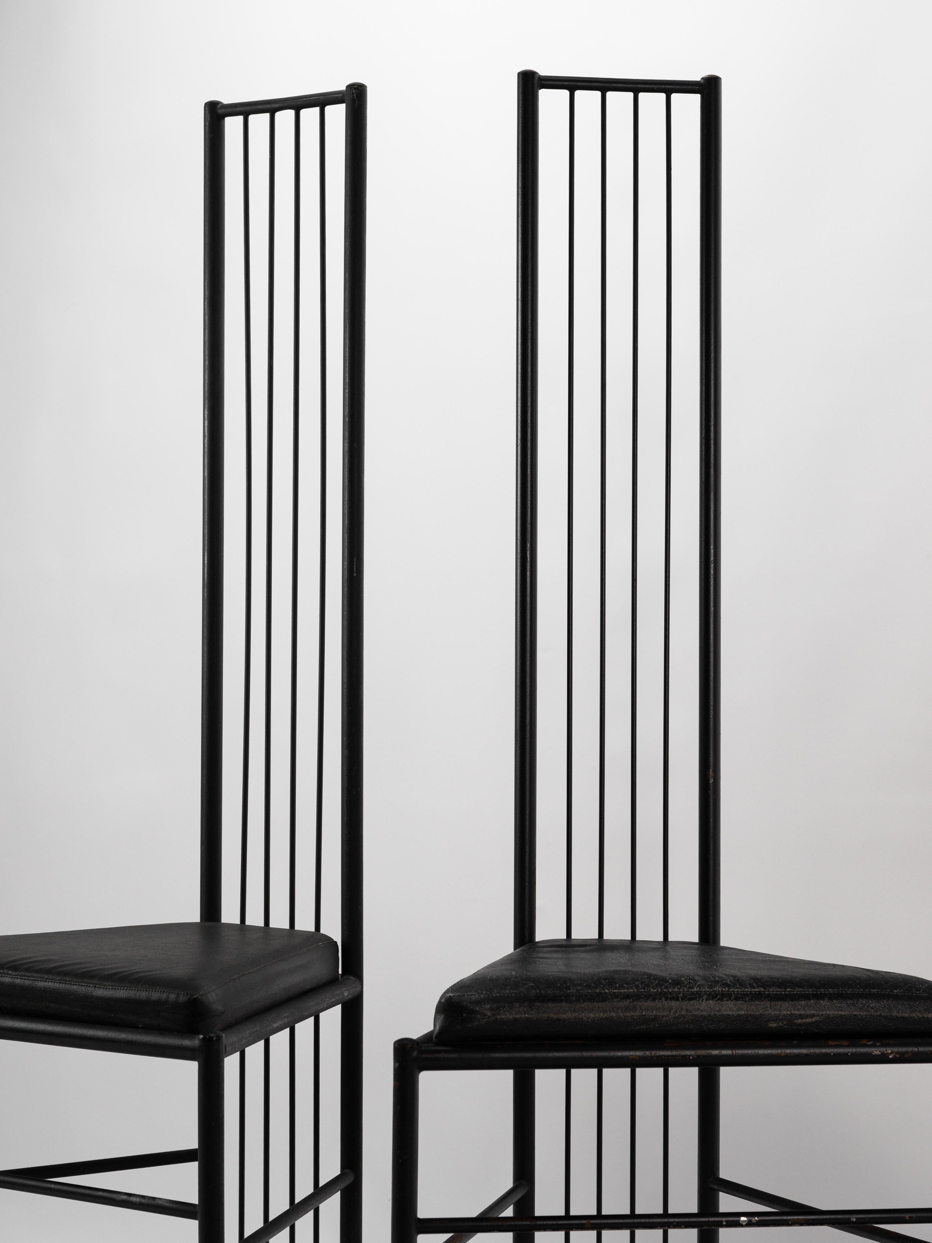 Postmoderne Elegance et minimalisme pour cette paire de chaises modernistes de Leopold Gest France circa 1980 en vente