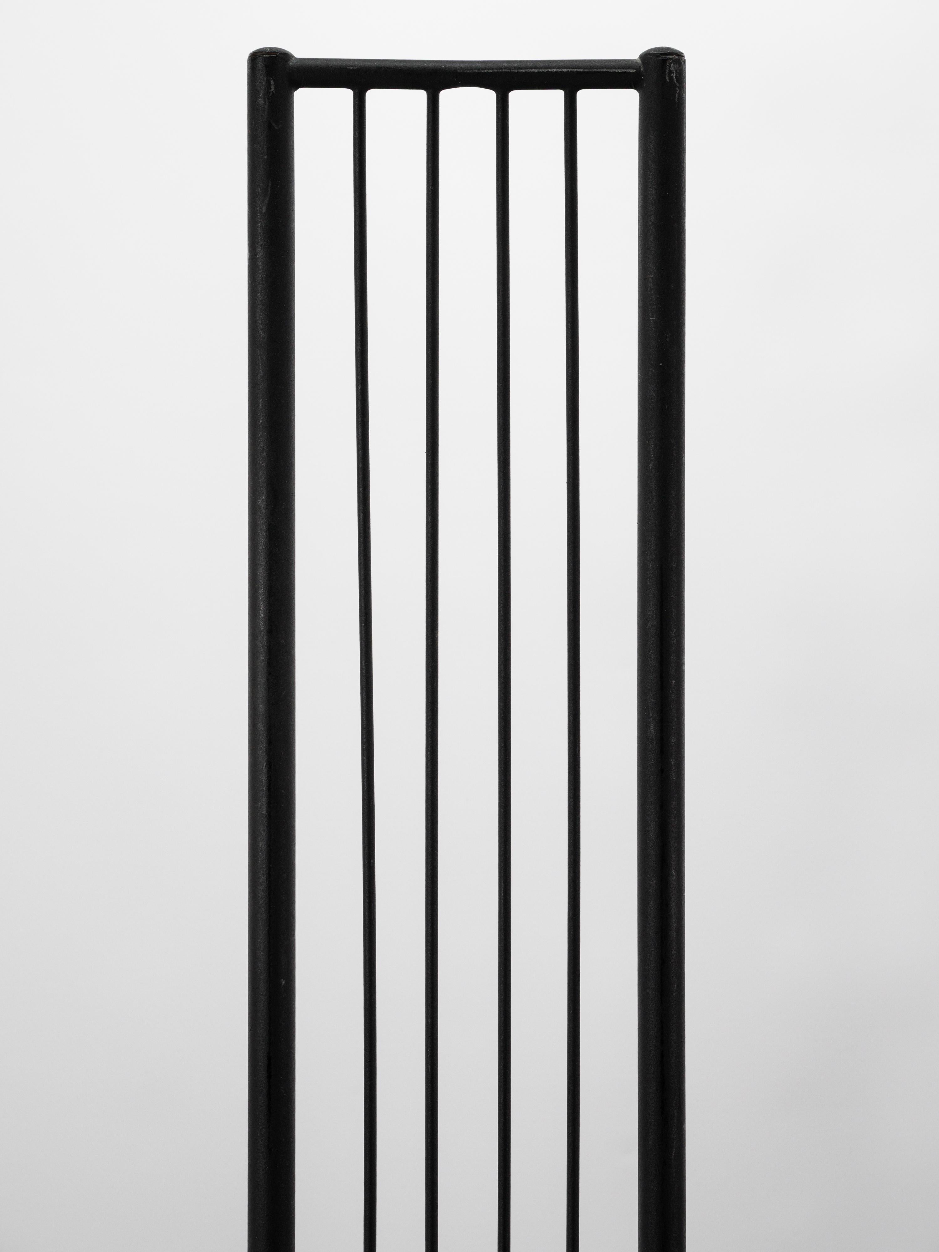 Français Elegance et minimalisme pour cette paire de chaises modernistes de Leopold Gest France circa 1980 en vente