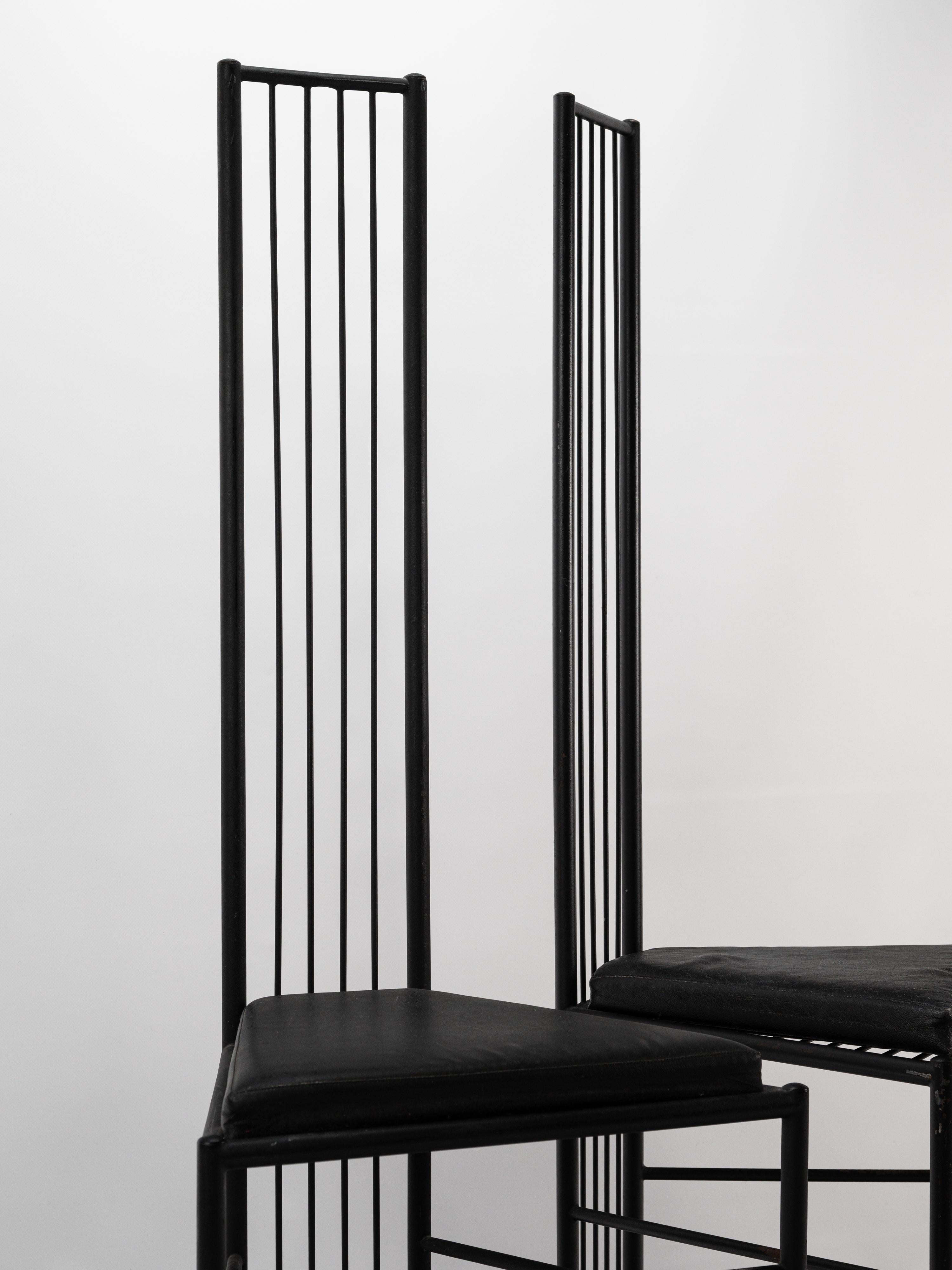 Elegance et minimalisme pour cette paire de chaises modernistes de Leopold Gest France circa 1980 Bon état - En vente à NICE, FR