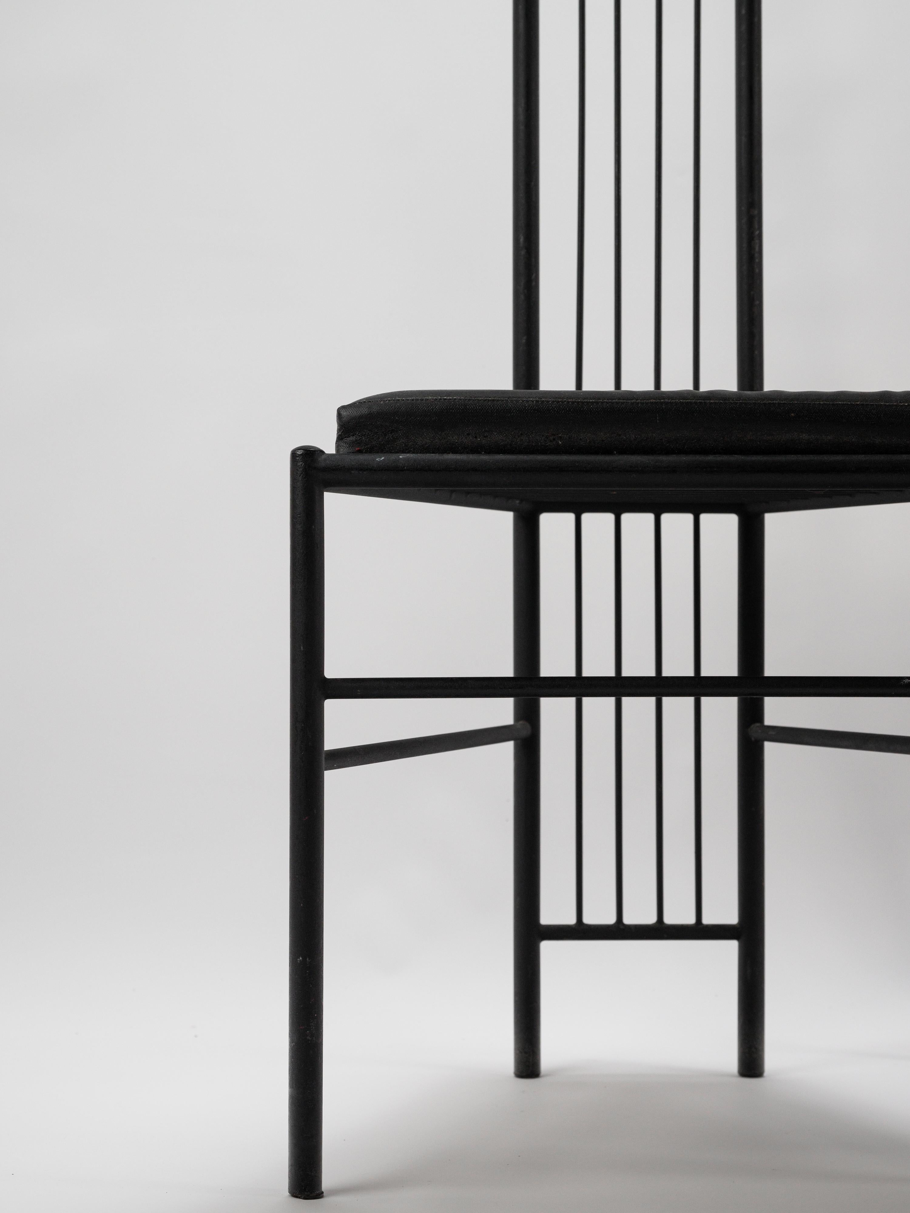 Fin du 20e siècle Elegance et minimalisme pour cette paire de chaises modernistes de Leopold Gest France circa 1980 en vente