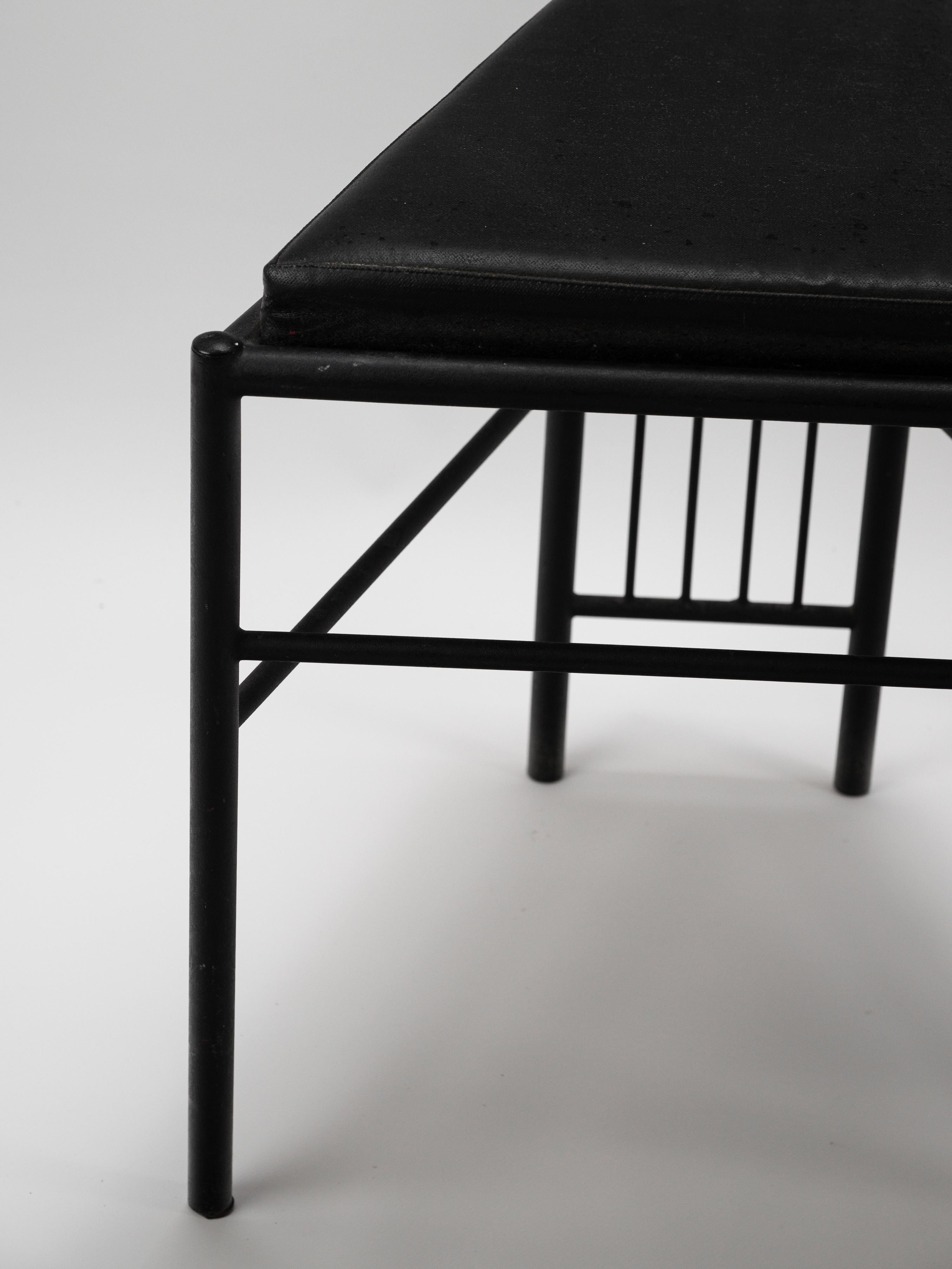 Métal Elegance et minimalisme pour cette paire de chaises modernistes de Leopold Gest France circa 1980 en vente
