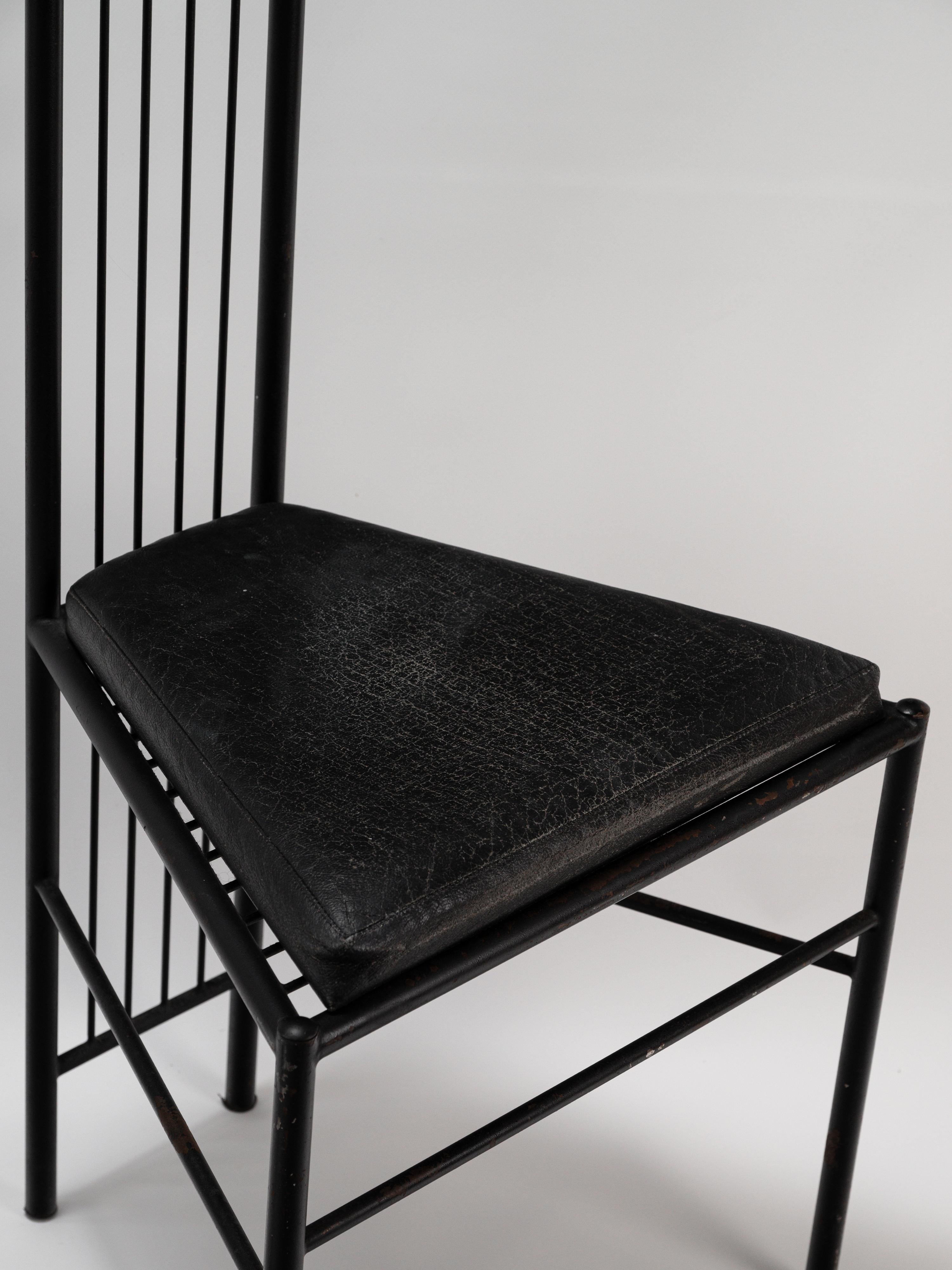 Elegance et minimalisme pour cette paire de chaises modernistes de Leopold Gest France circa 1980 en vente 1