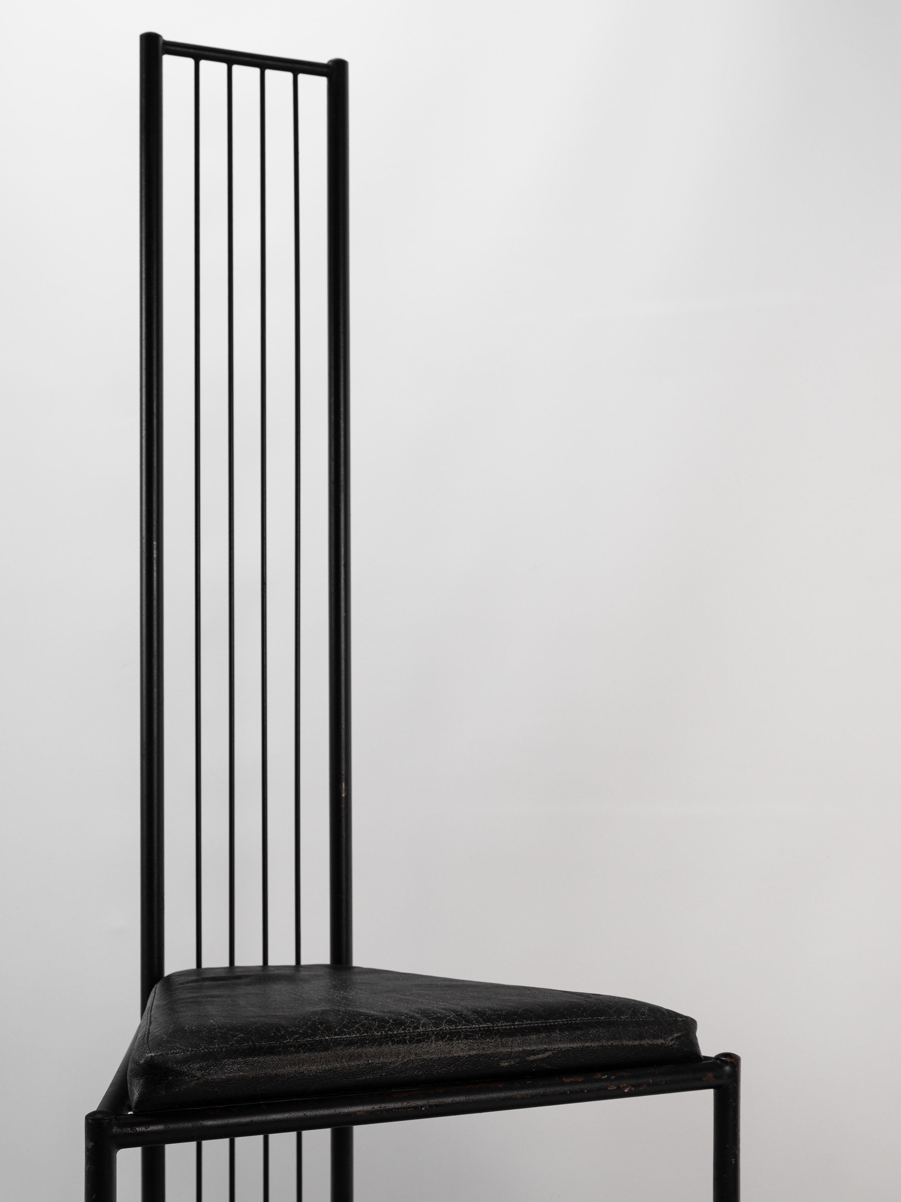 Elegance et minimalisme pour cette paire de chaises modernistes de Leopold Gest France circa 1980 en vente 2